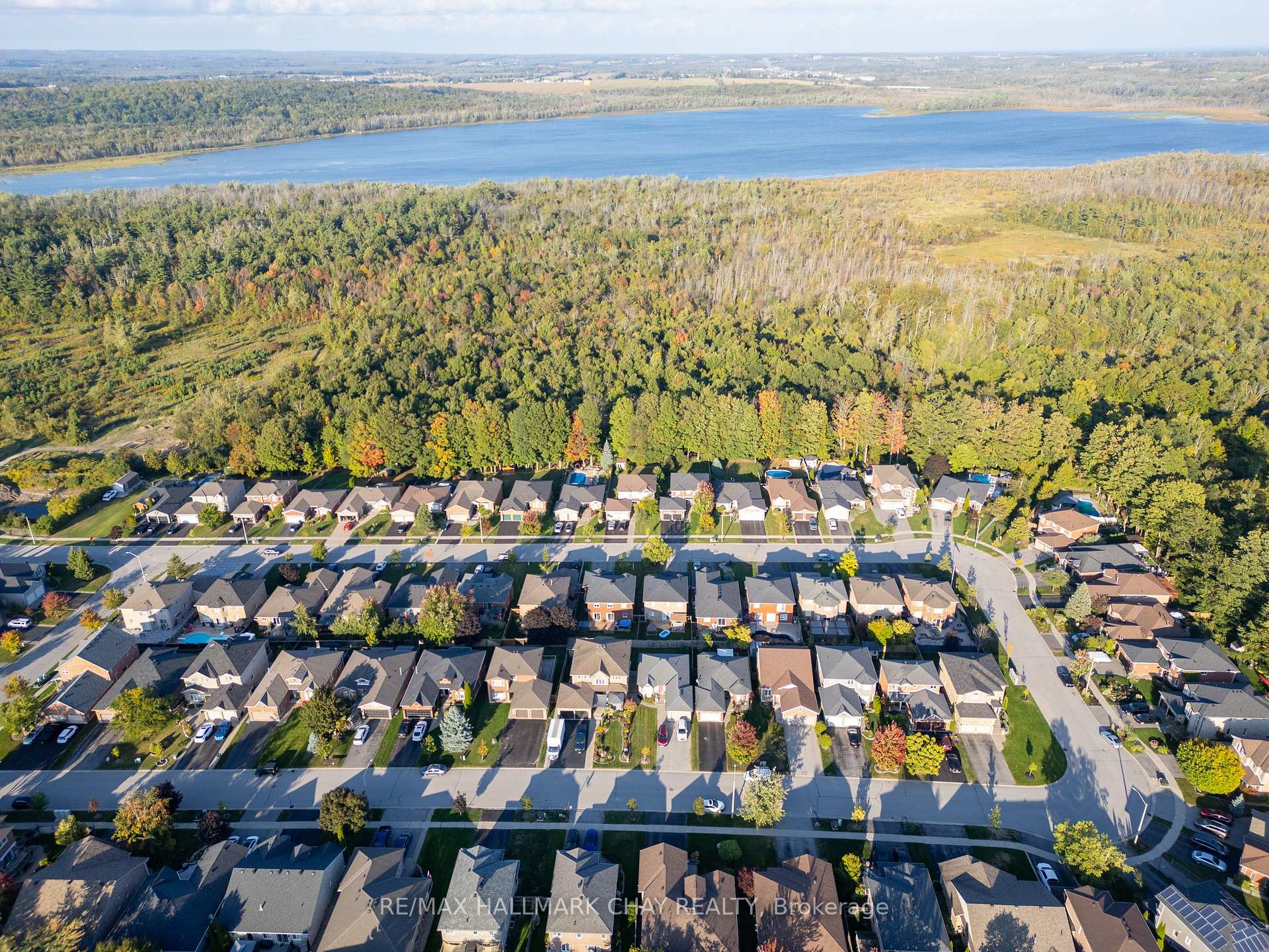 Photo 3 of 105 Crompton Drive, Barrie, Little Lake — HOMEH