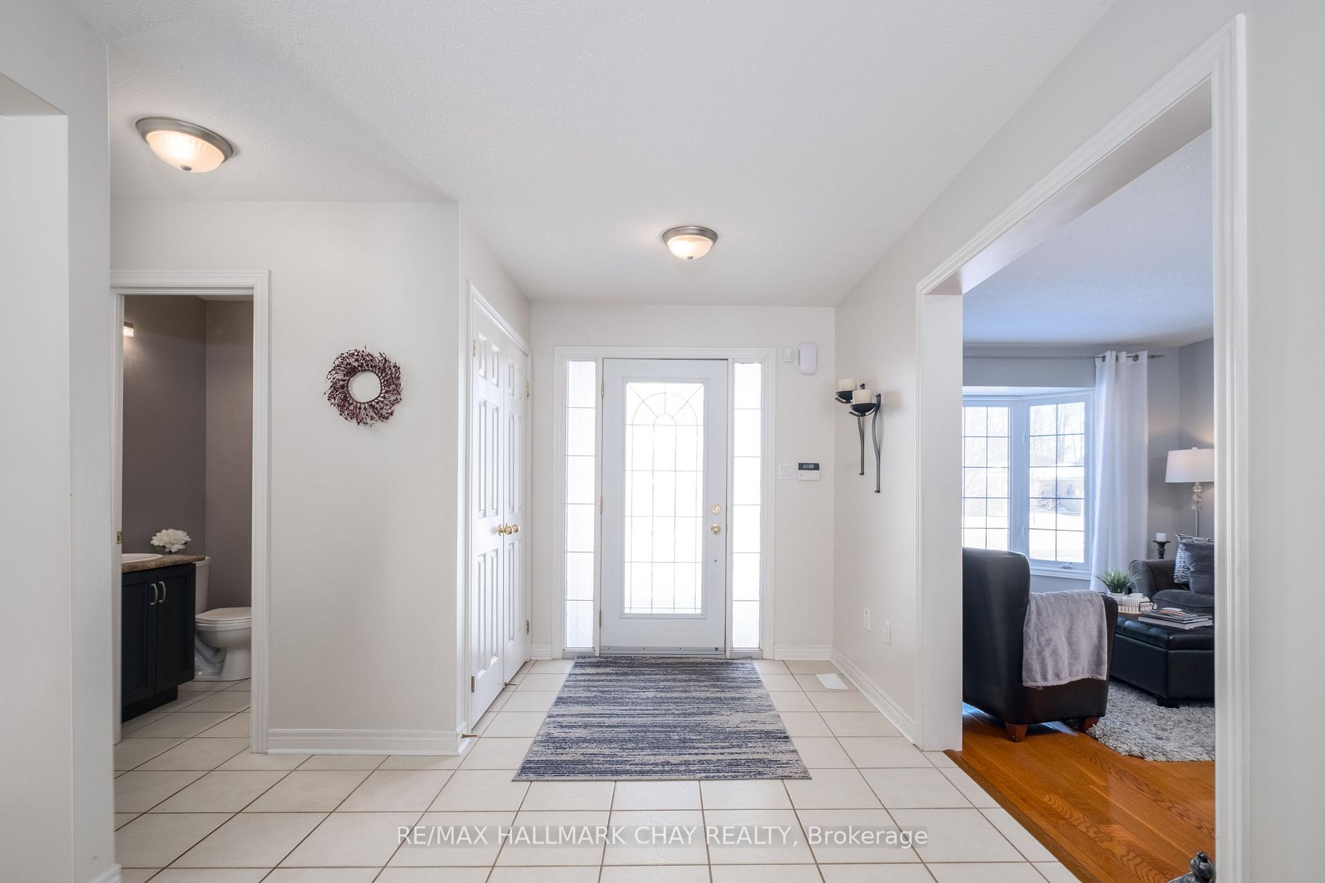 Photo 4 of 105 Crompton Drive, Barrie, Little Lake — HOMEH
