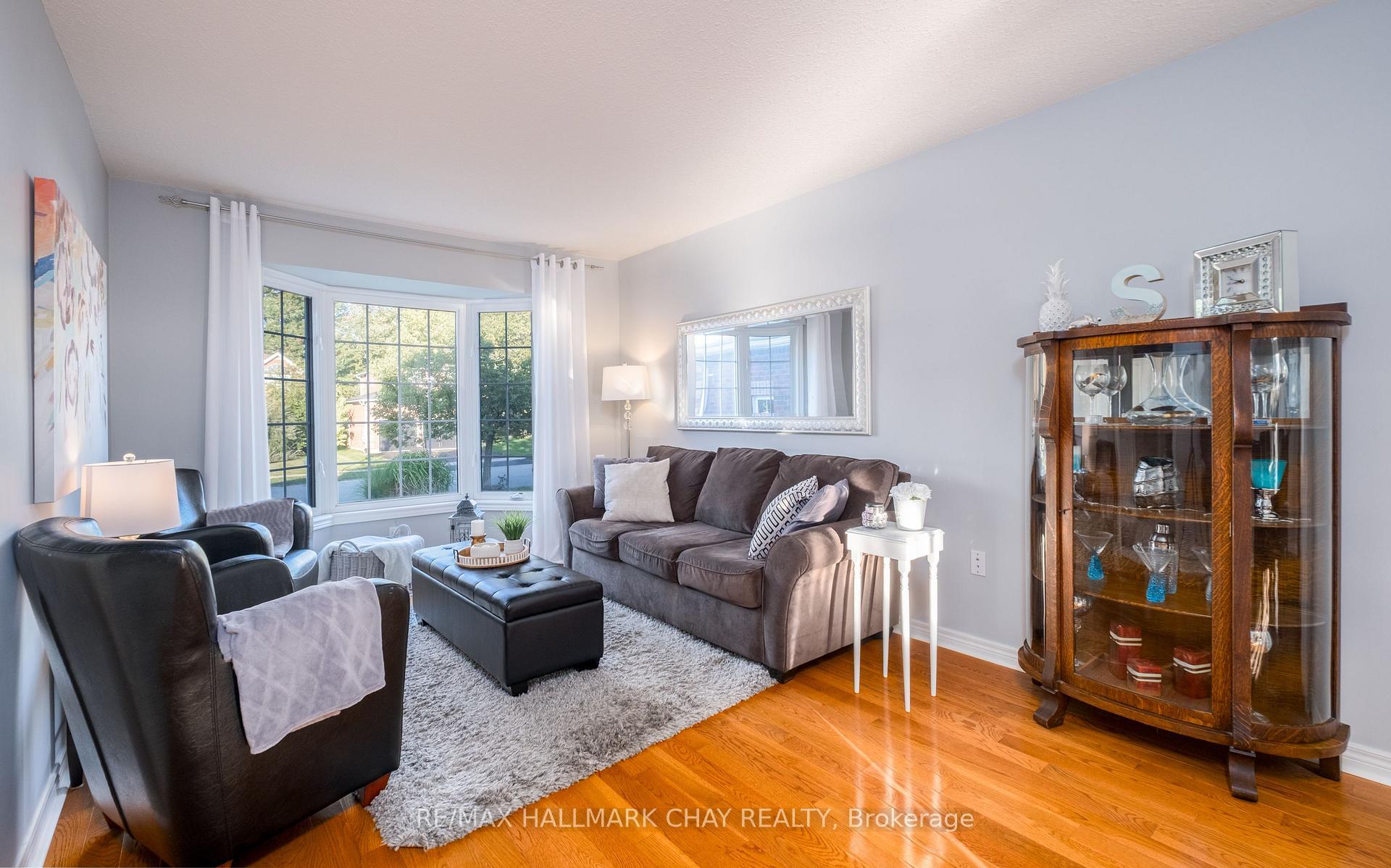 Photo 5 of 105 Crompton Drive, Barrie, Little Lake — HOMEH