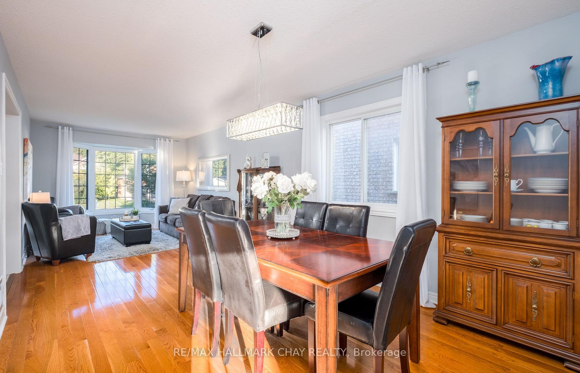 Photo 6 of 105 Crompton Drive, Barrie, Little Lake — HOMEH