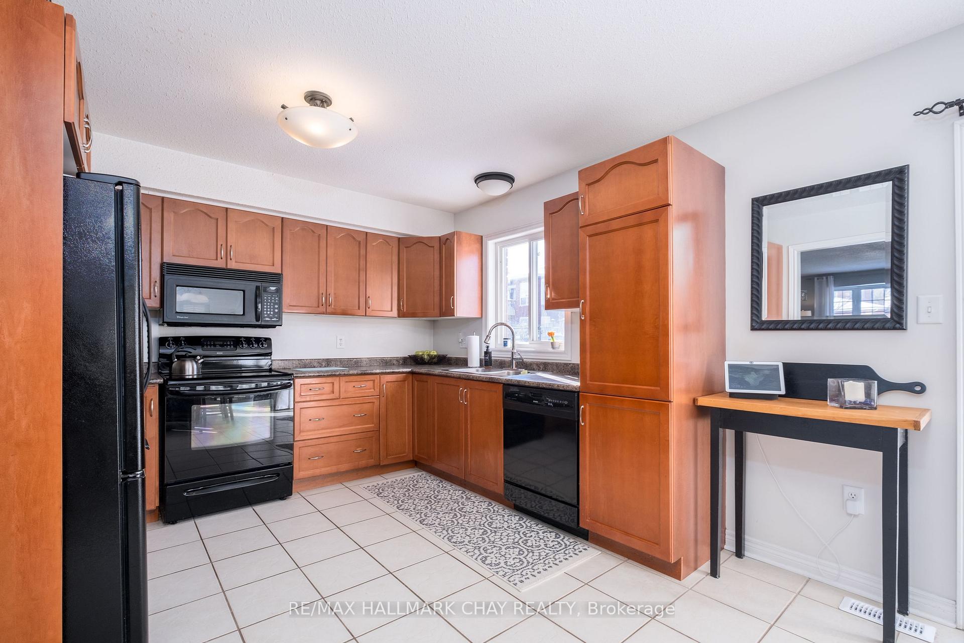 Photo 7 of 105 Crompton Drive, Barrie, Little Lake — HOMEH