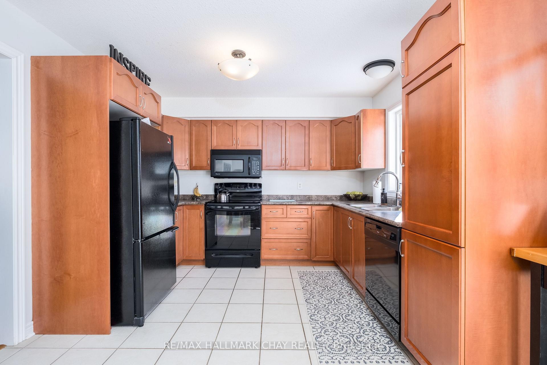 Photo 8 of 105 Crompton Drive, Barrie, Little Lake — HOMEH