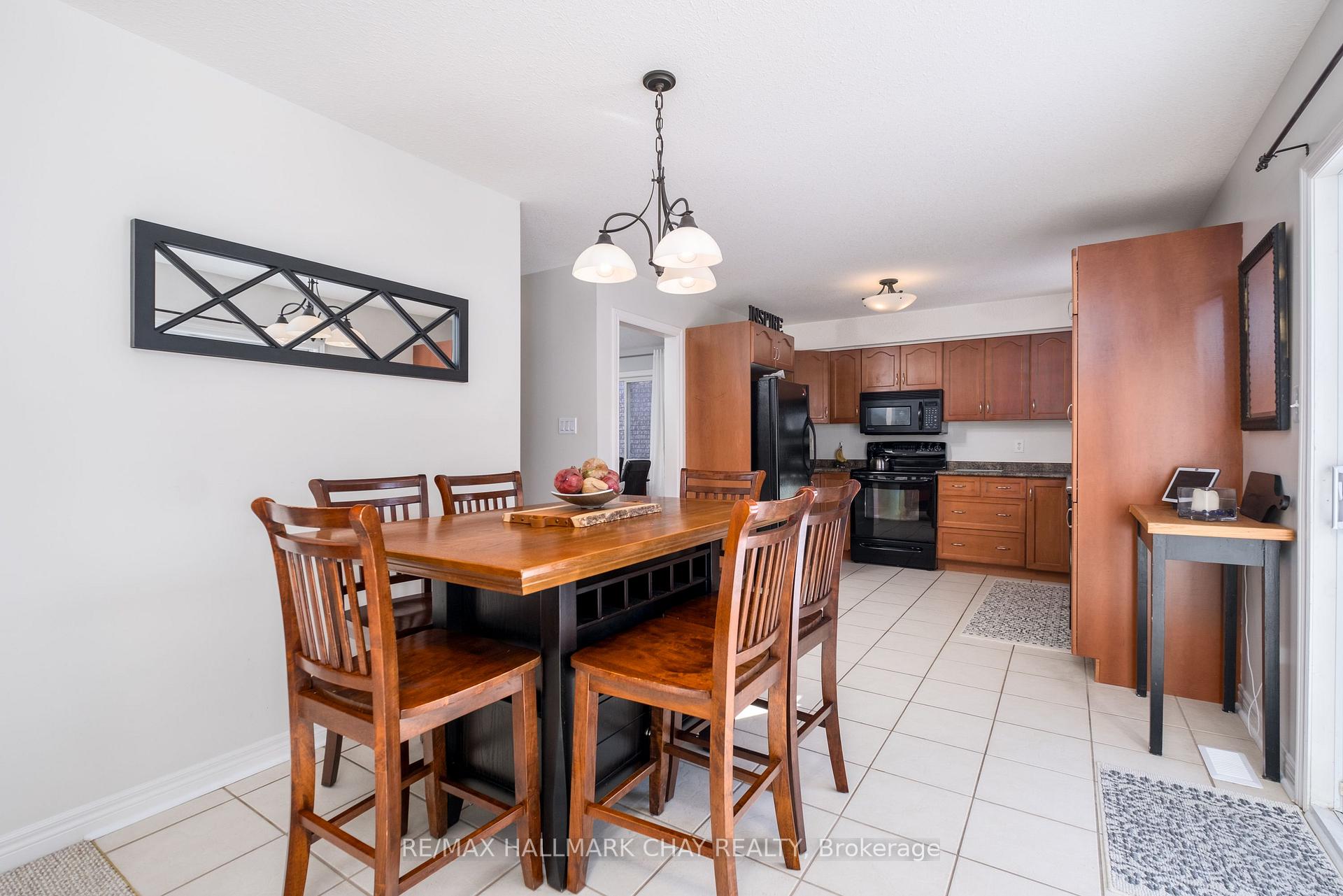 Photo 9 of 105 Crompton Drive, Barrie, Little Lake — HOMEH