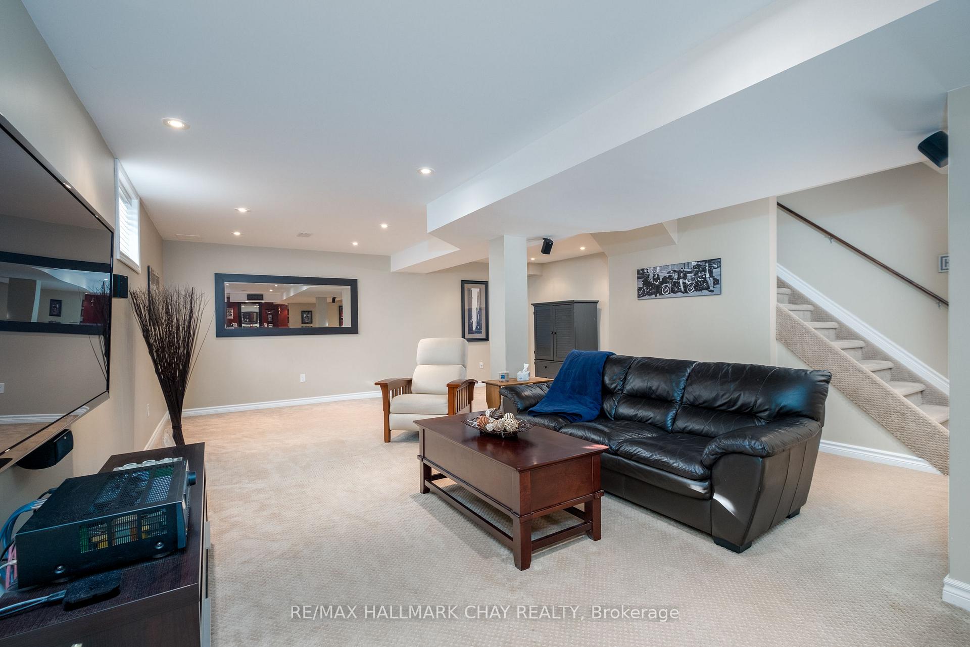 Photo 11 of 105 Crompton Drive, Barrie, Little Lake — HOMEH