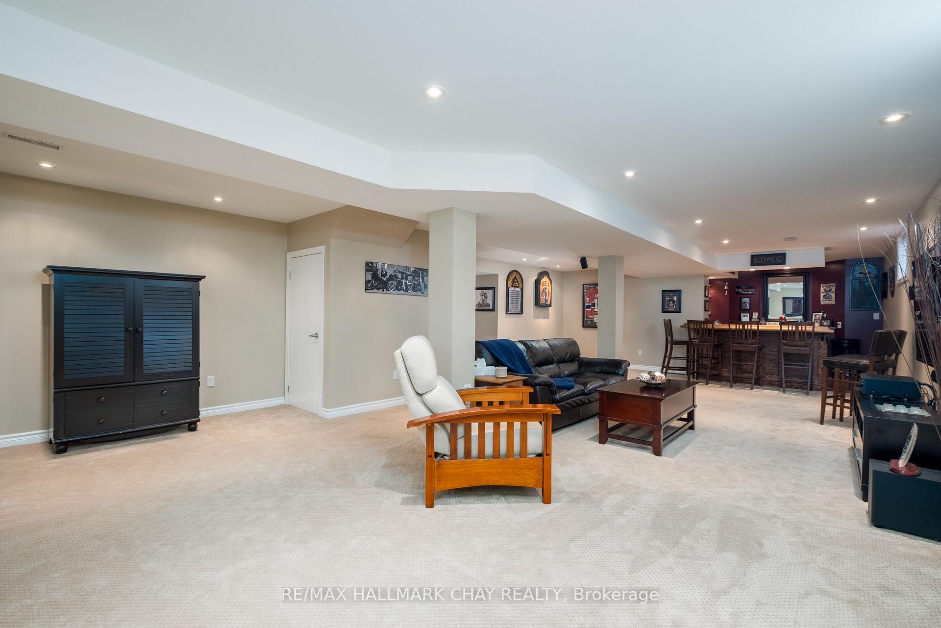 Photo 12 of 105 Crompton Drive, Barrie, Little Lake — HOMEH