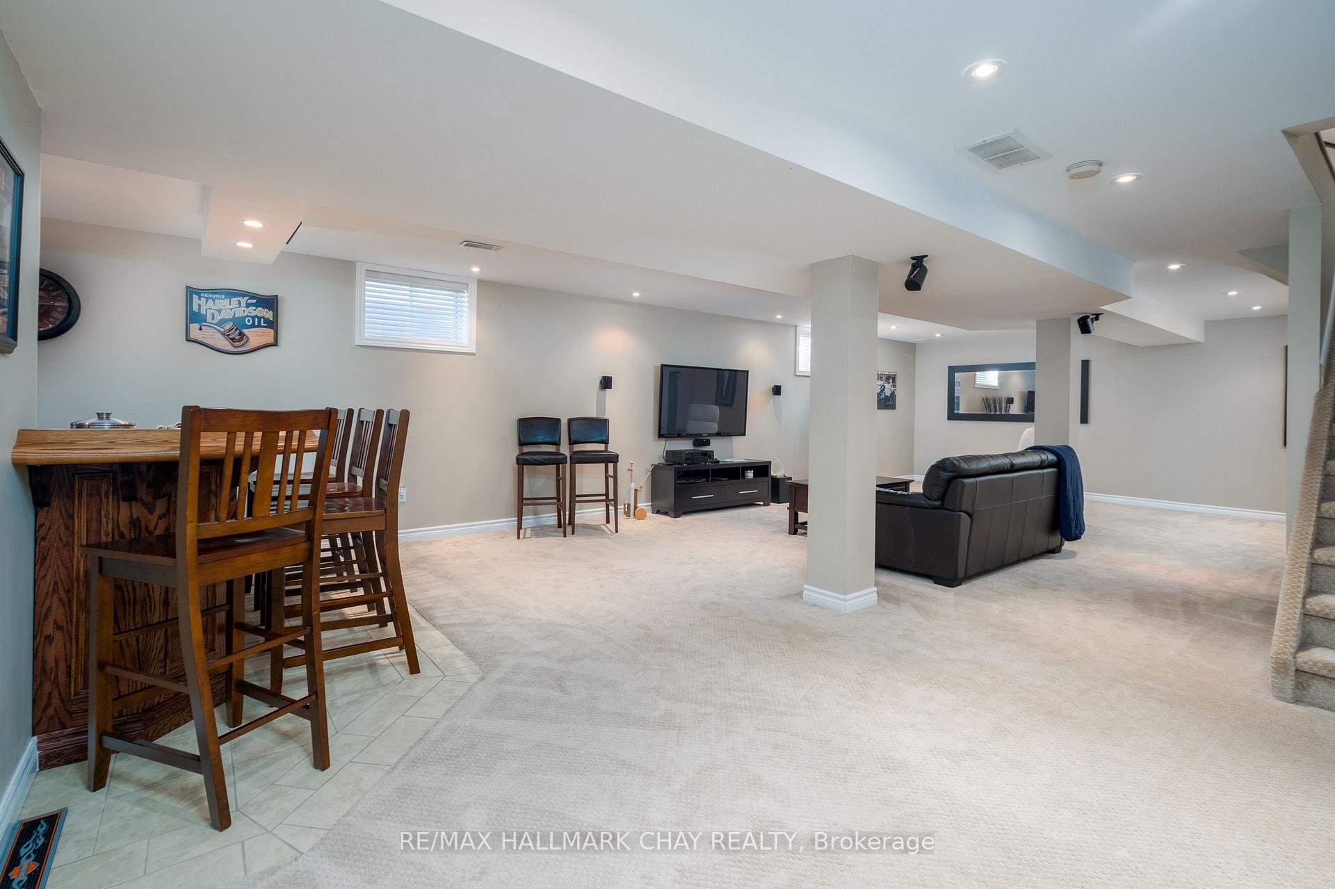 Photo 16 of 105 Crompton Drive, Barrie, Little Lake — HOMEH