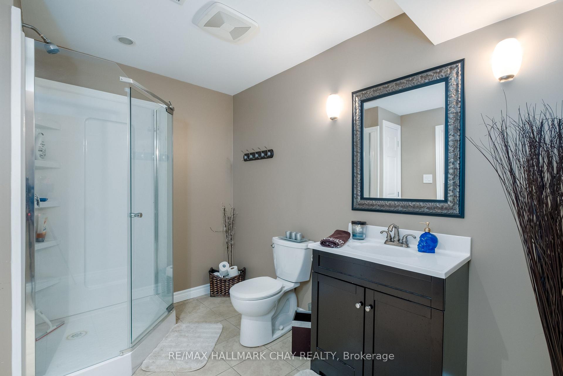 Photo 17 of 105 Crompton Drive, Barrie, Little Lake — HOMEH