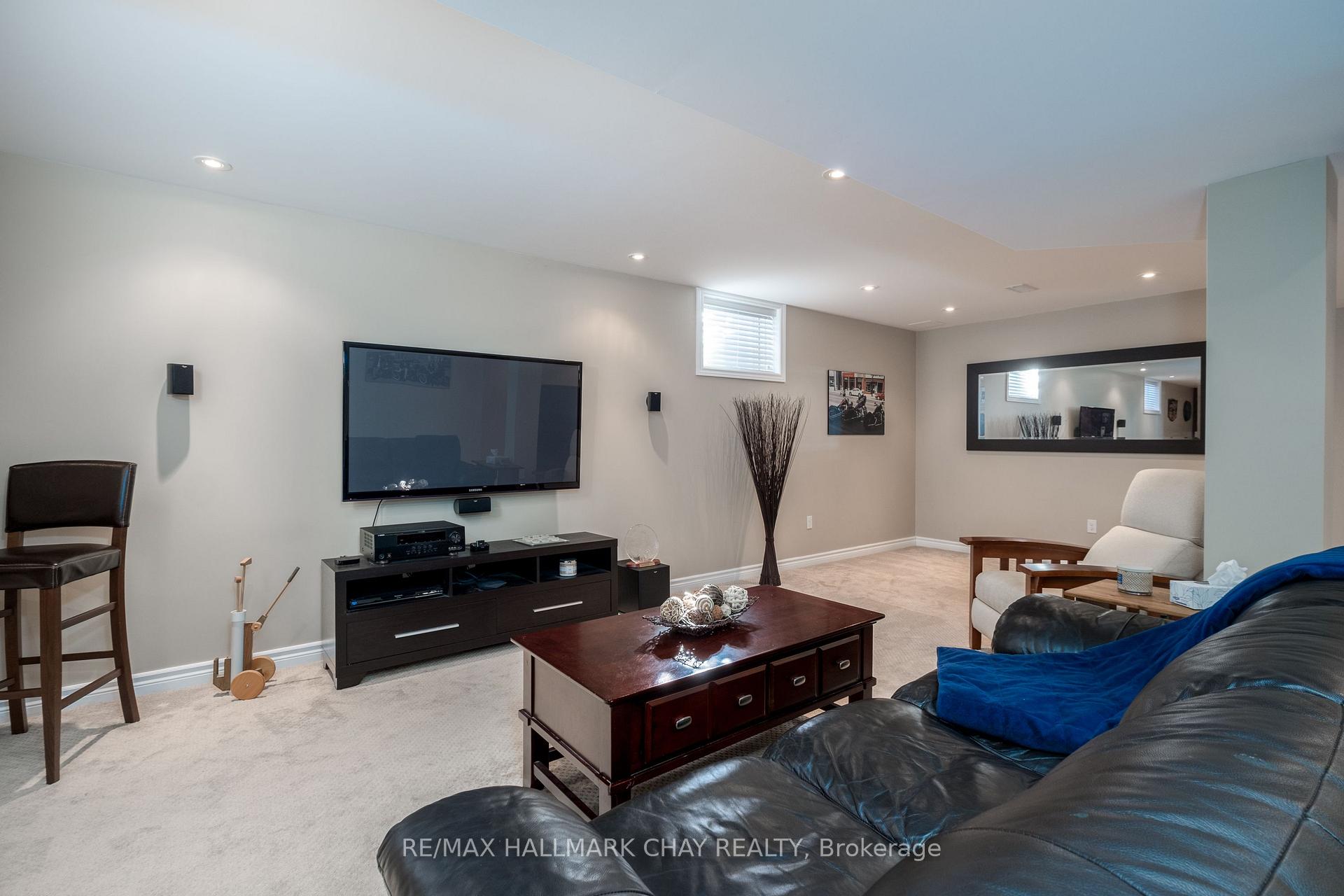 Photo 18 of 105 Crompton Drive, Barrie, Little Lake — HOMEH