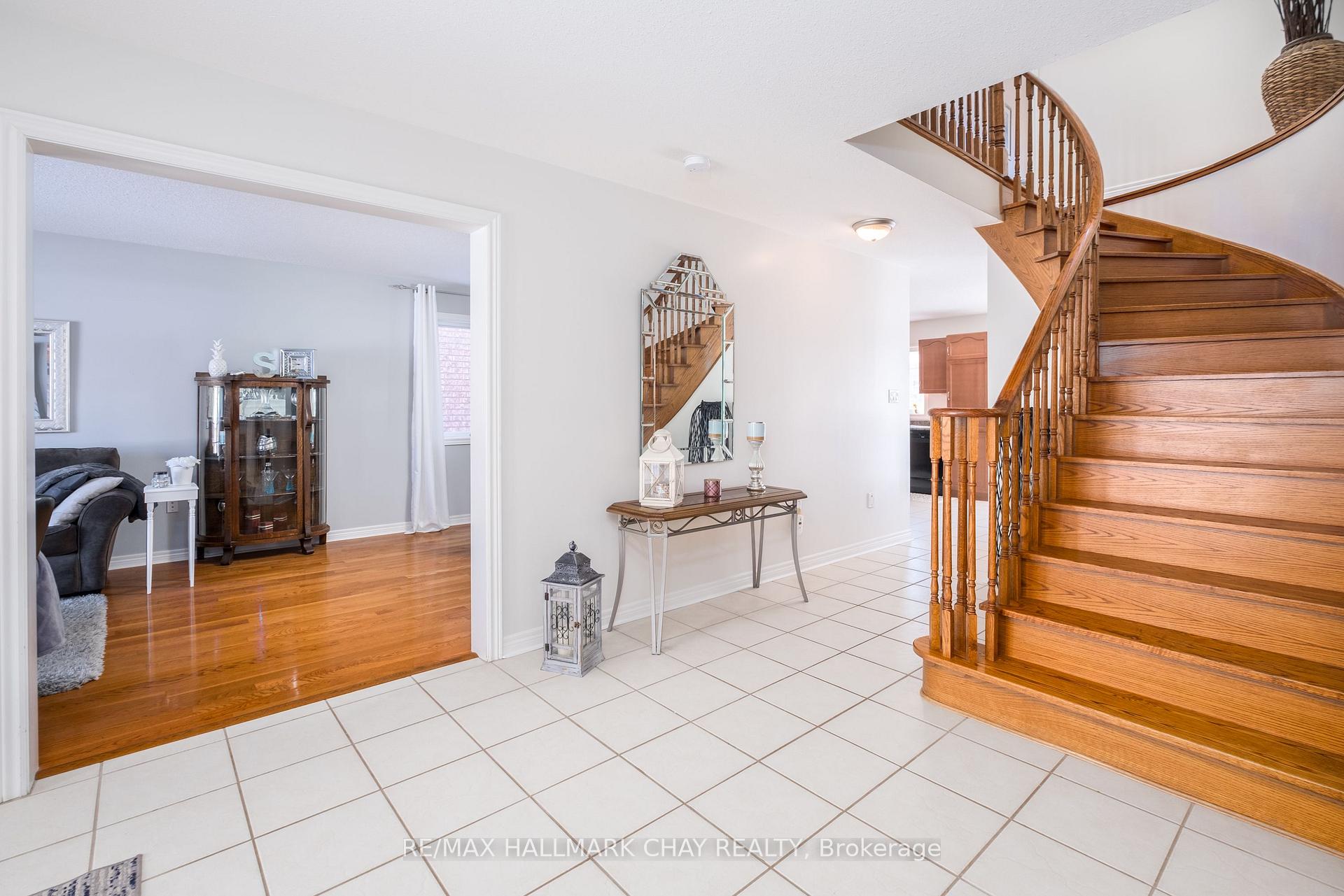 Photo 19 of 105 Crompton Drive, Barrie, Little Lake — HOMEH