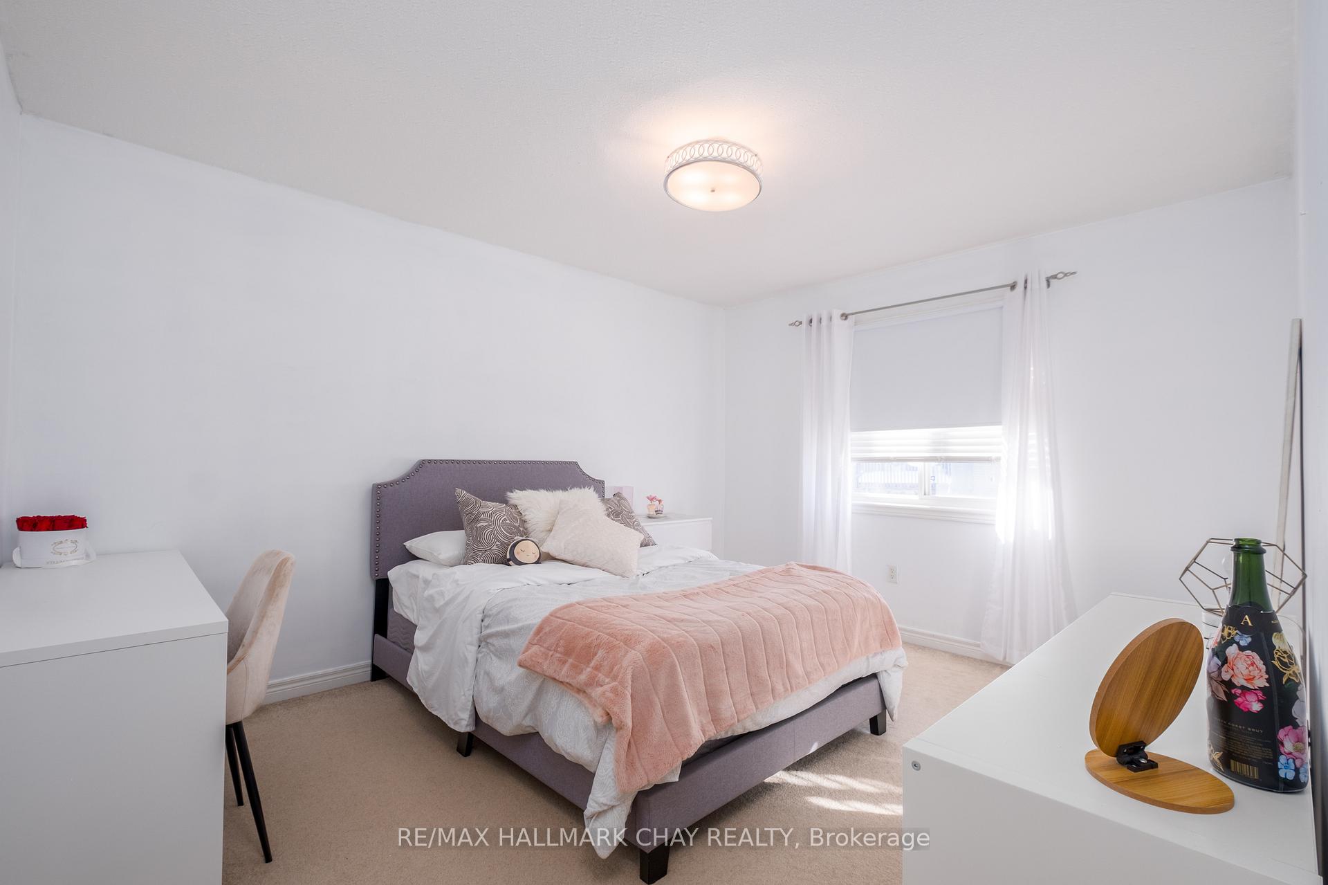 Photo 24 of 105 Crompton Drive, Barrie, Little Lake — HOMEH