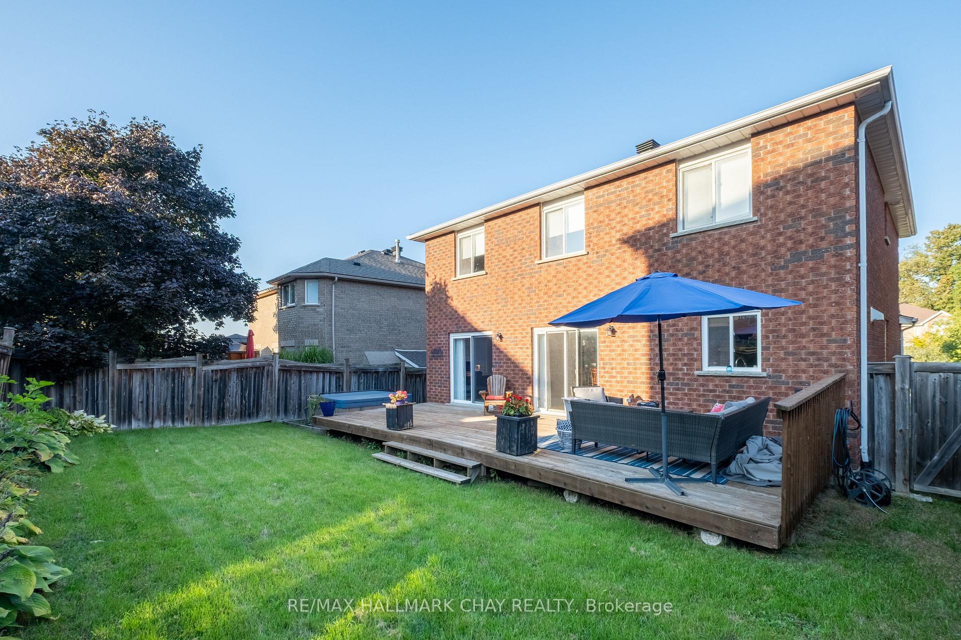 Photo 32 of 105 Crompton Drive, Barrie, Little Lake — HOMEH