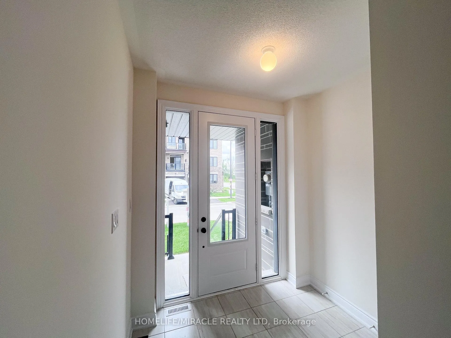 Photo 5 of 68 Tennant Circle, Vaughan, Vellore Village — HOMEH