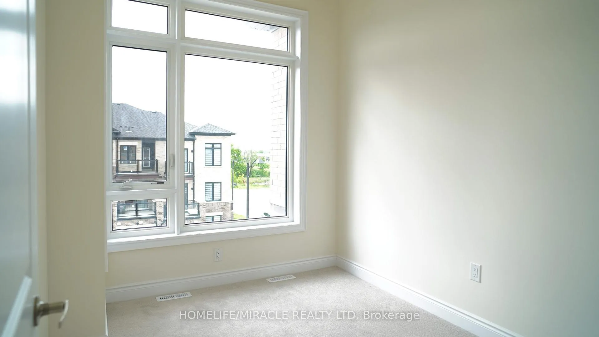 Photo 17 of 68 Tennant Circle, Vaughan, Vellore Village — HOMEH