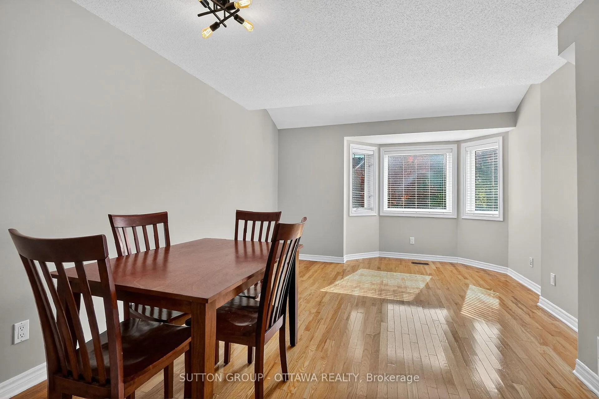 Photo 17 of 990 Markwick Crescent, Ottawa, Notting Hill/Summerside — HOMEH