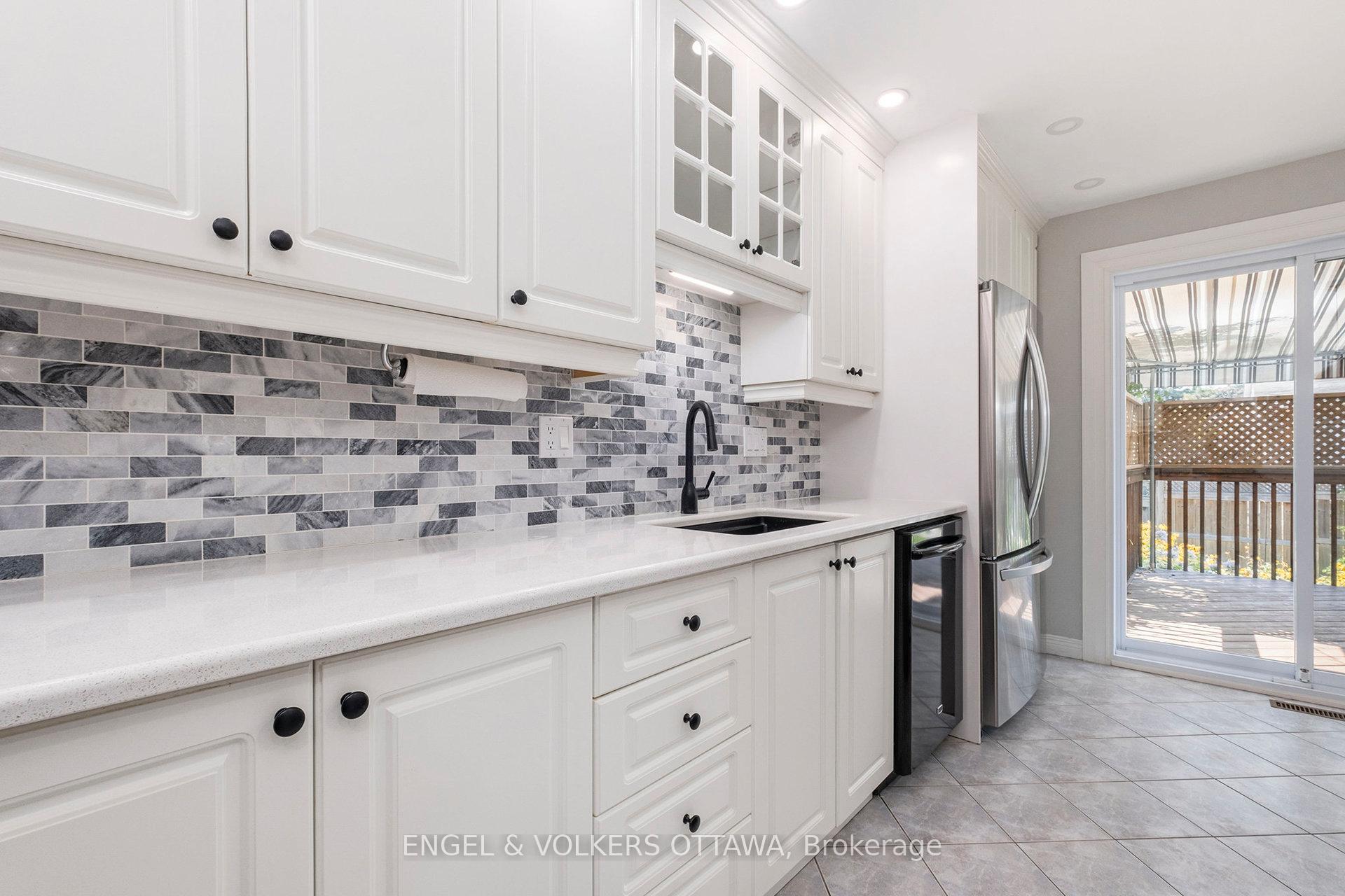 Photo 11 of 35 Pepperrall Crescent, Ottawa, Barrhaven - Heritage Park — HOMEH
