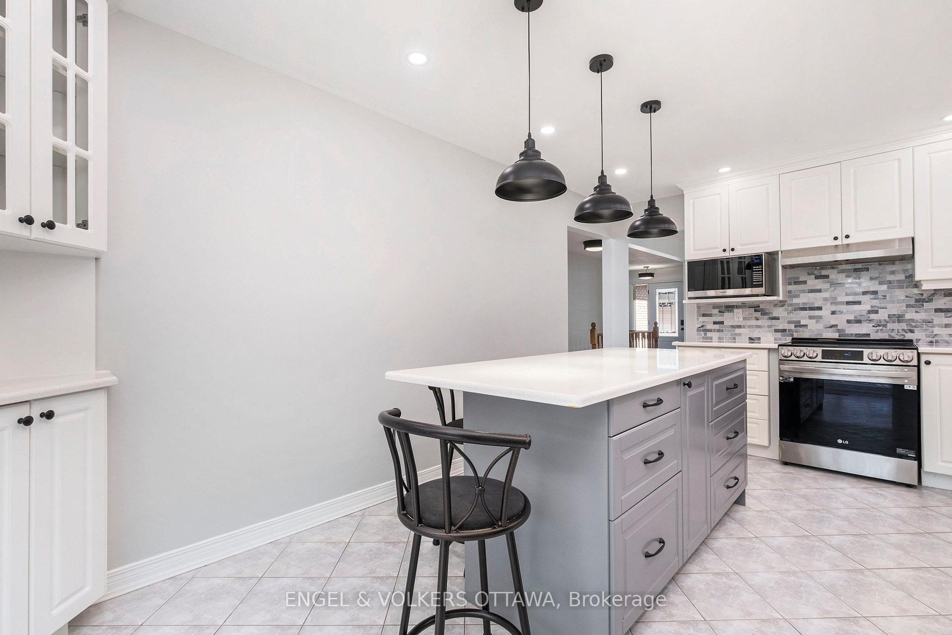 Photo 12 of 35 Pepperrall Crescent, Ottawa, Barrhaven - Heritage Park — HOMEH