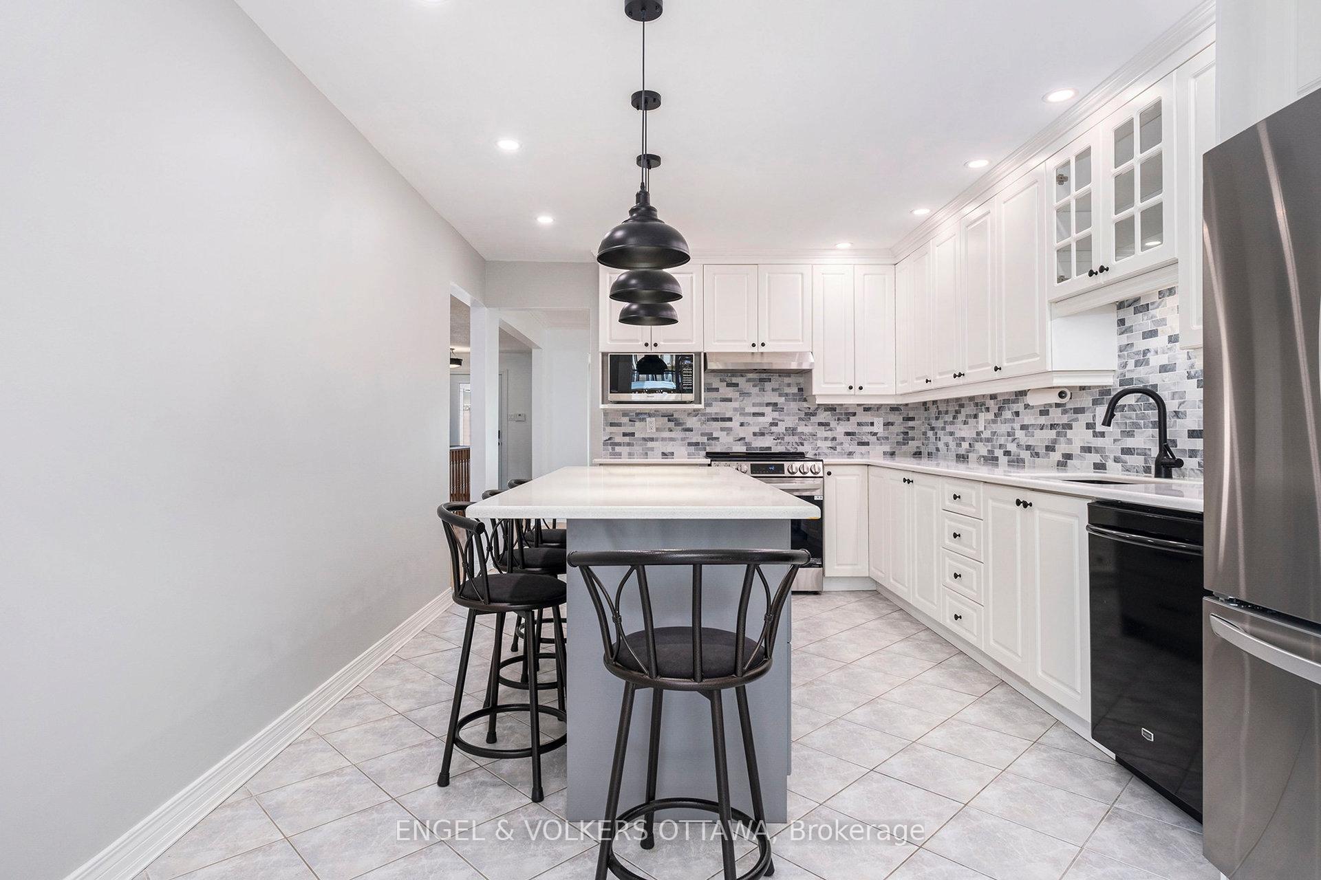 Photo 13 of 35 Pepperrall Crescent, Ottawa, Barrhaven - Heritage Park — HOMEH
