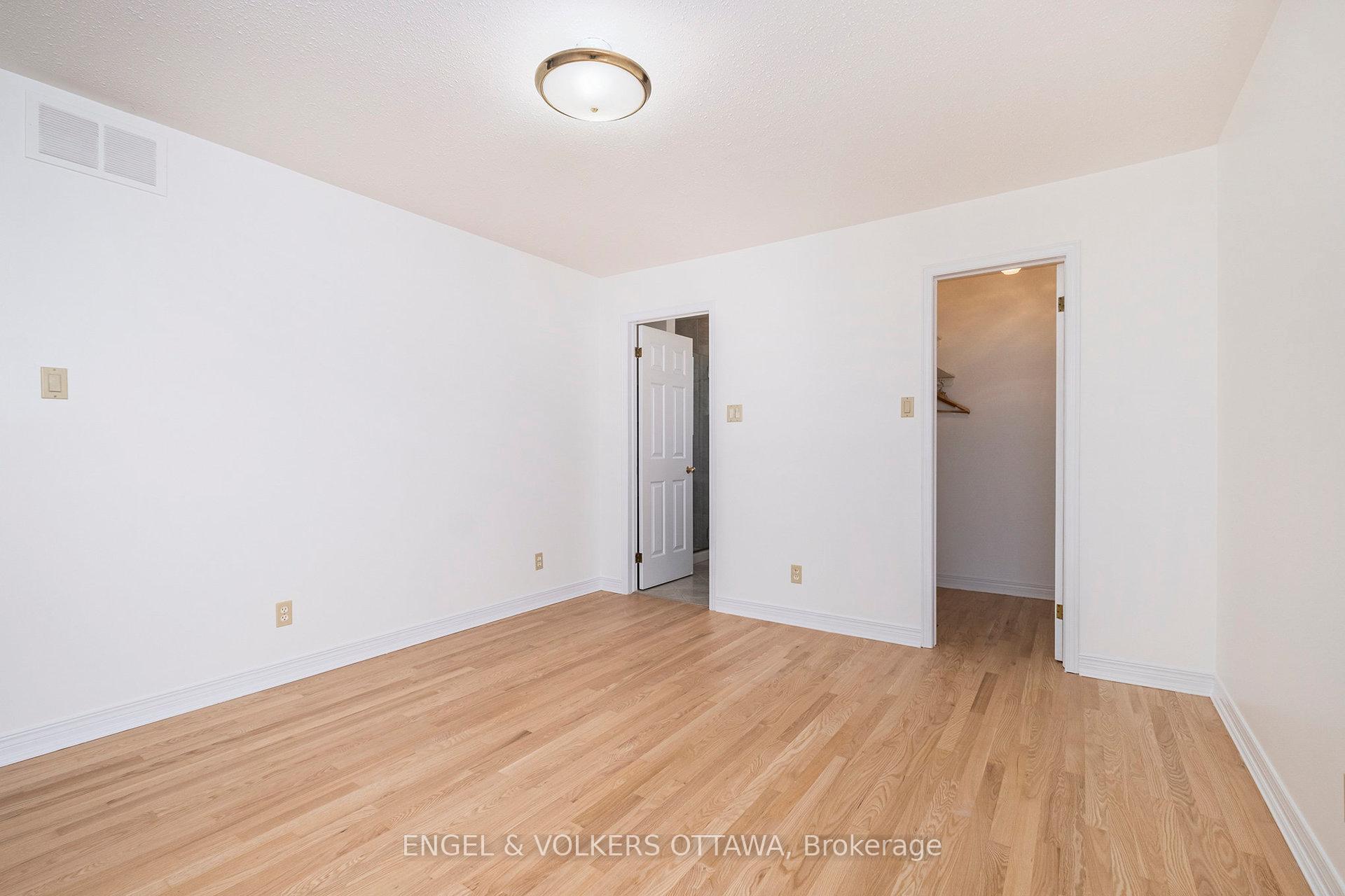 Photo 15 of 35 Pepperrall Crescent, Ottawa, Barrhaven - Heritage Park — HOMEH