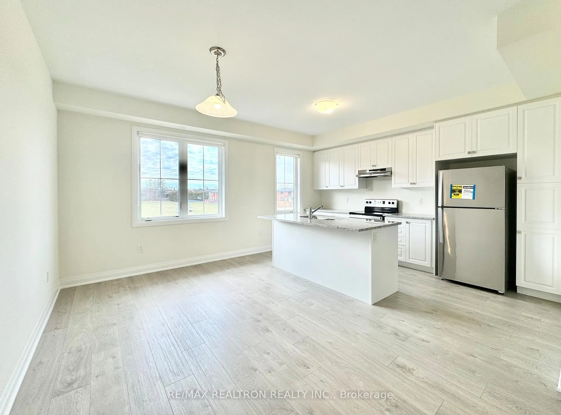 Photo 2 of 45 McConaghy Court, Vaughan, Maple — HOMEH