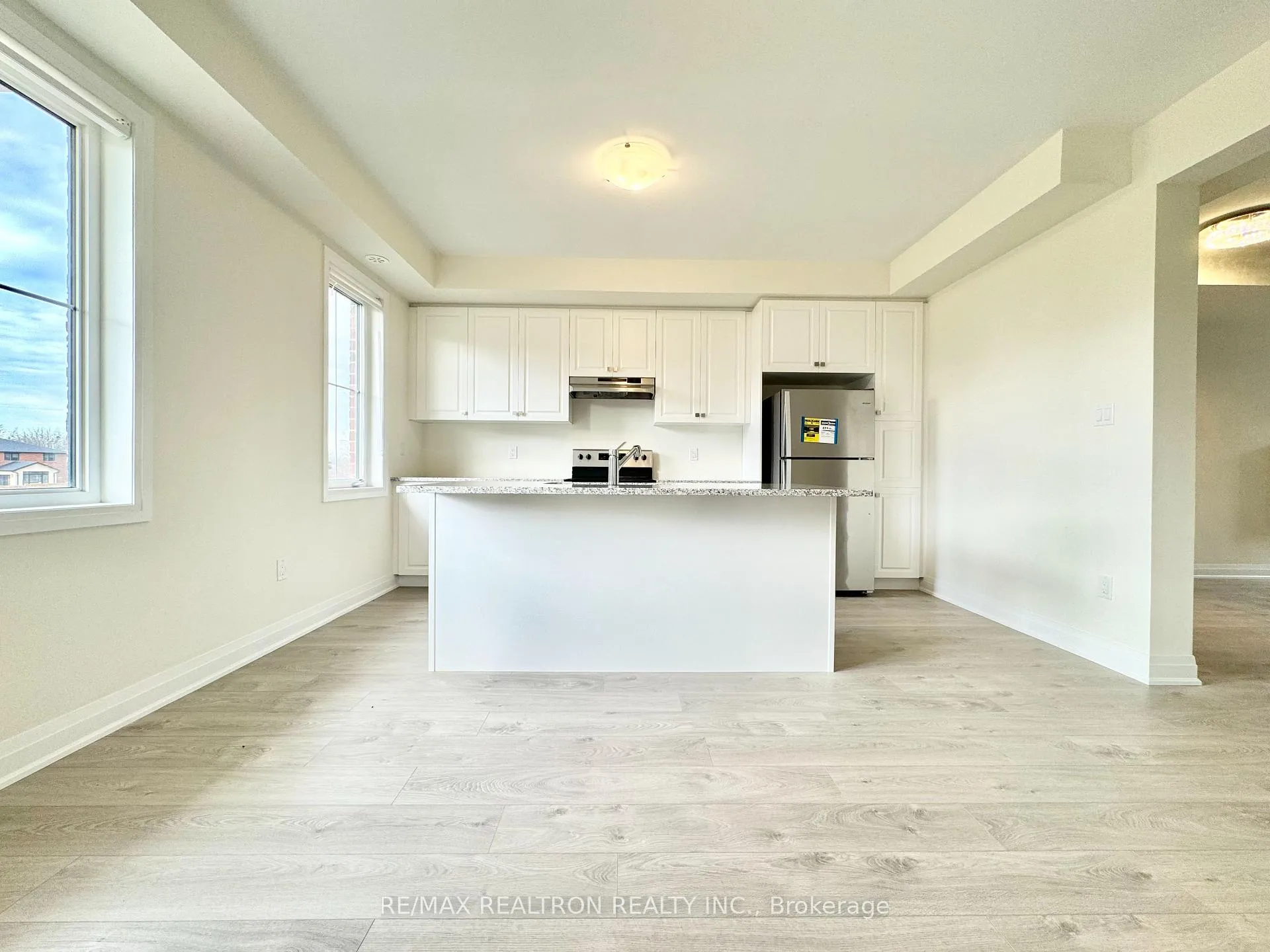 Photo 3 of 45 McConaghy Court, Vaughan, Maple — HOMEH