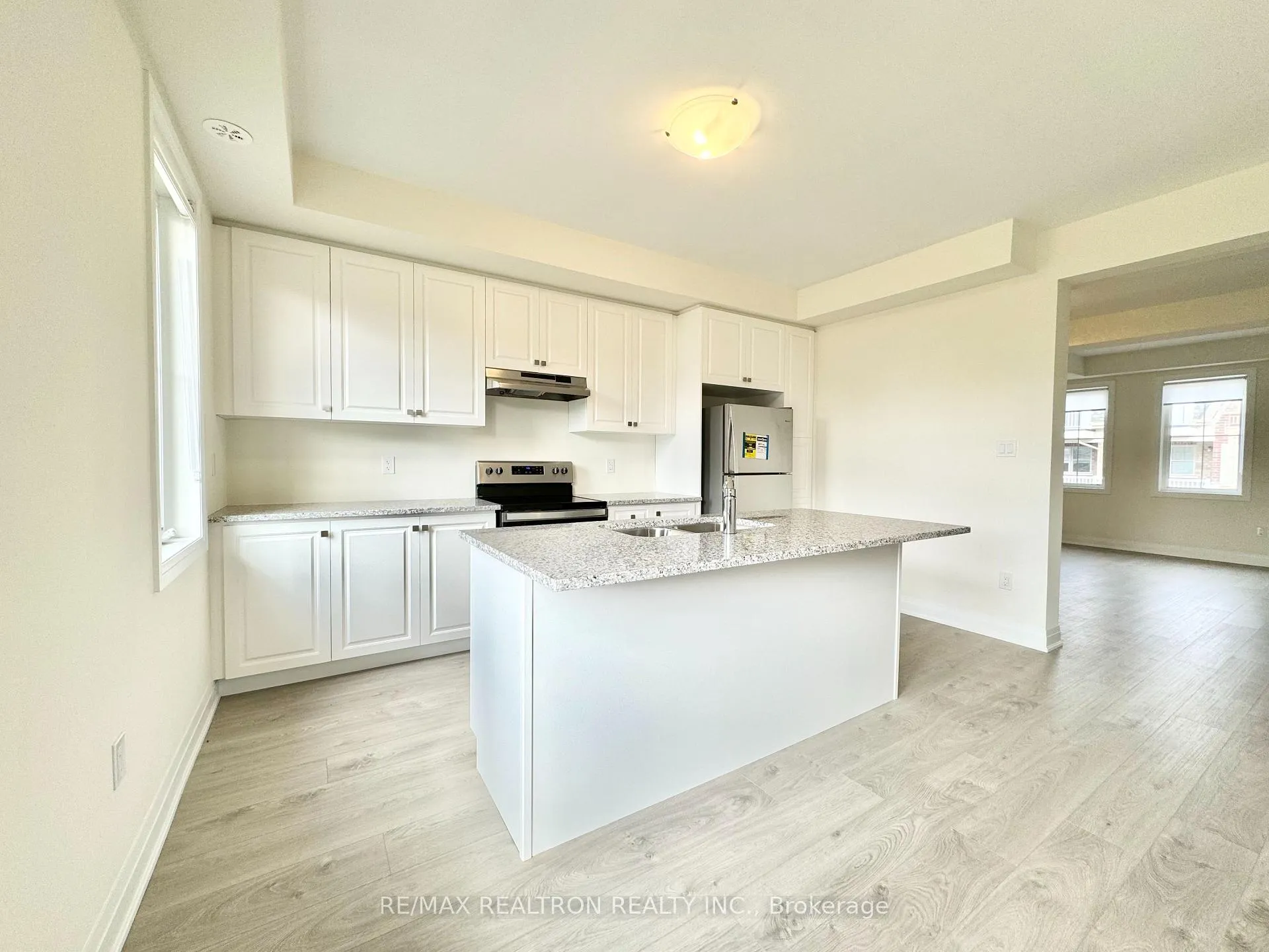 Photo 4 of 45 McConaghy Court, Vaughan, Maple — HOMEH