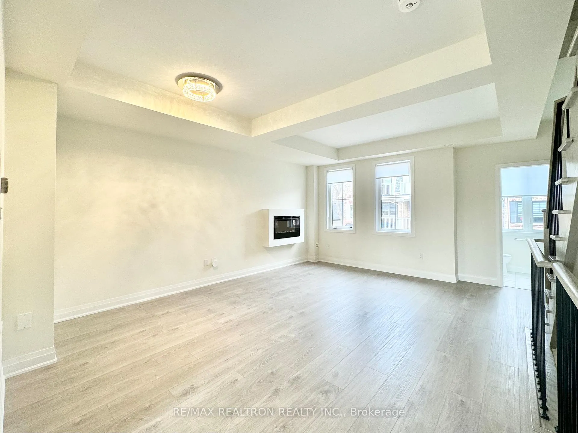Photo 5 of 45 McConaghy Court, Vaughan, Maple — HOMEH