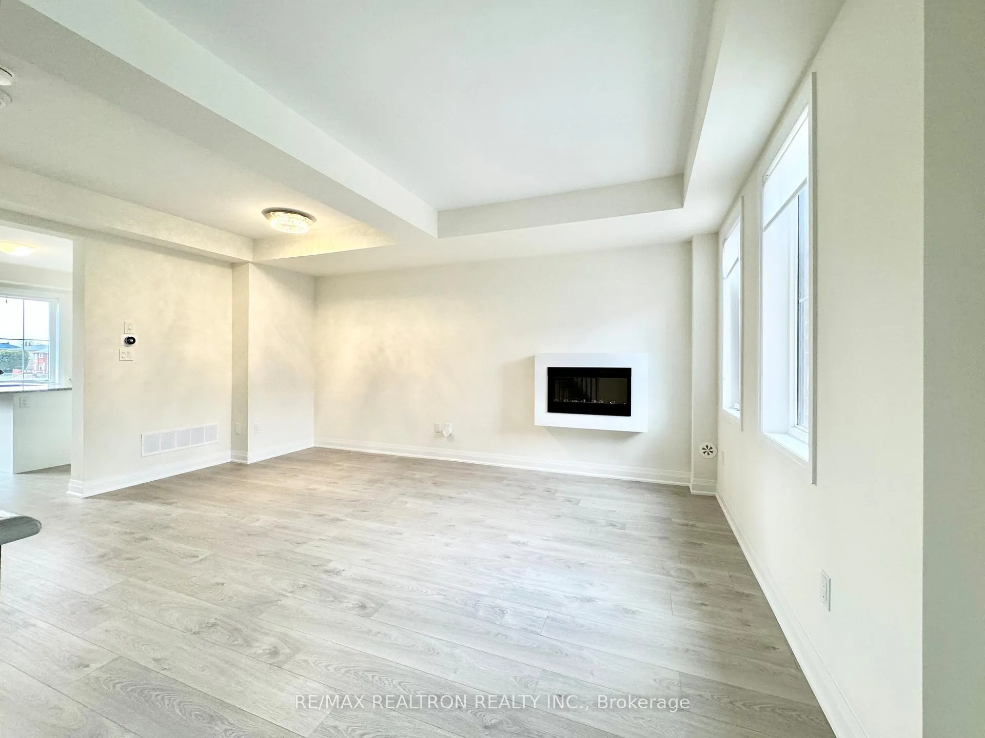 Photo 6 of 45 McConaghy Court, Vaughan, Maple — HOMEH