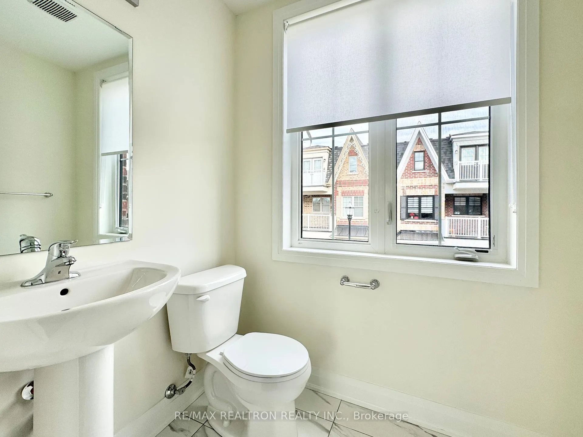 Photo 7 of 45 McConaghy Court, Vaughan, Maple — HOMEH