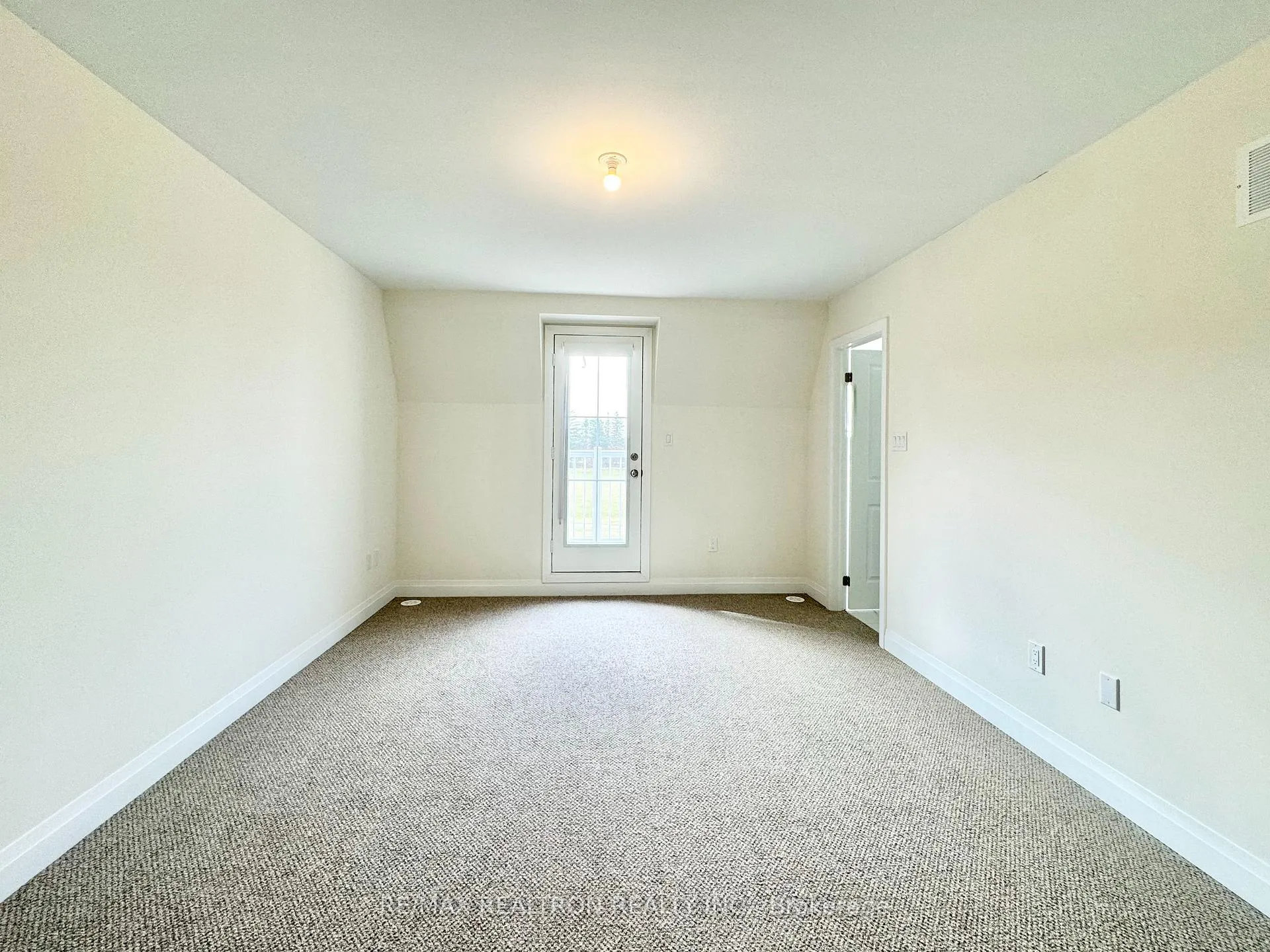 Photo 8 of 45 McConaghy Court, Vaughan, Maple — HOMEH