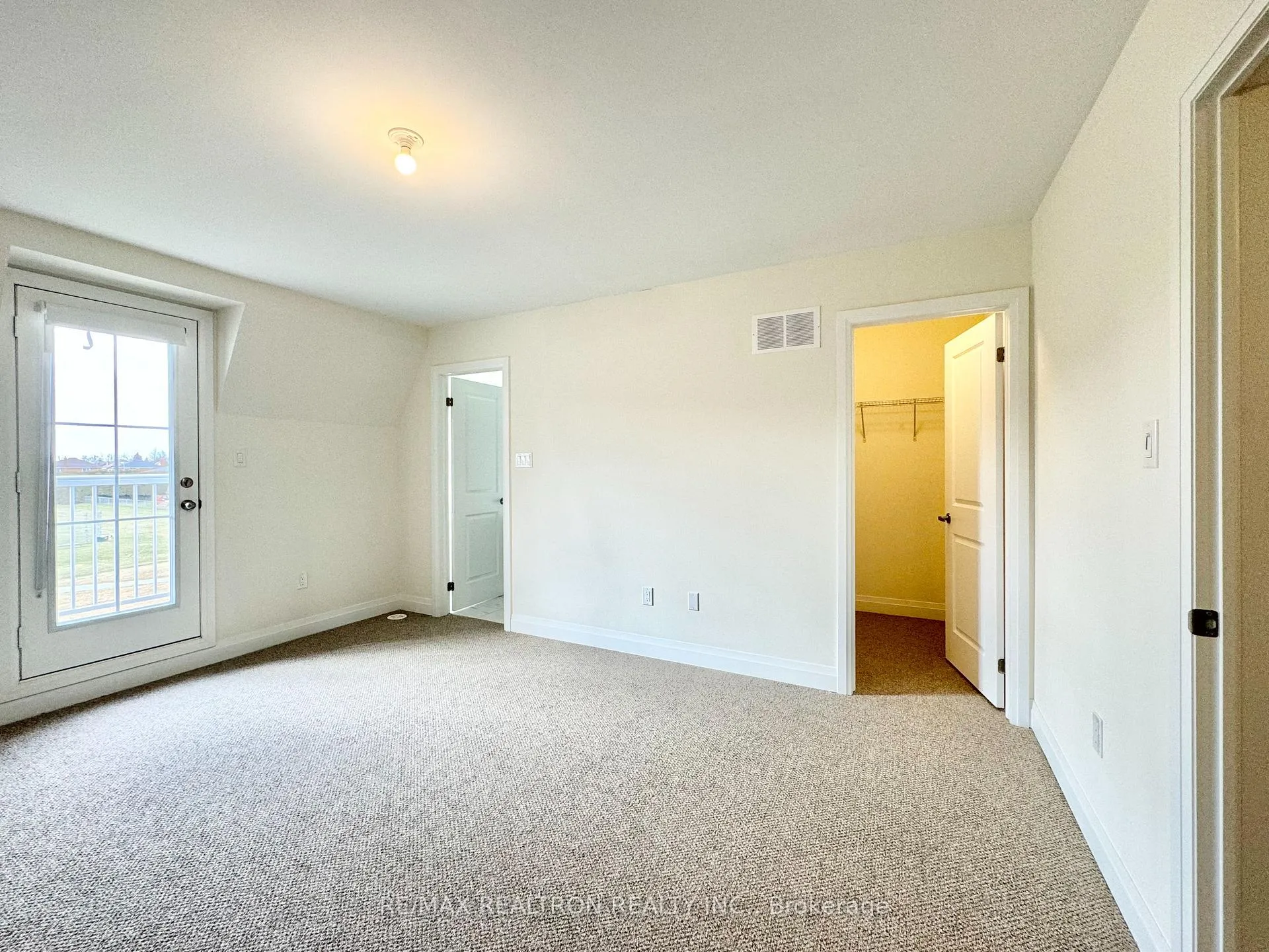 Photo 9 of 45 McConaghy Court, Vaughan, Maple — HOMEH