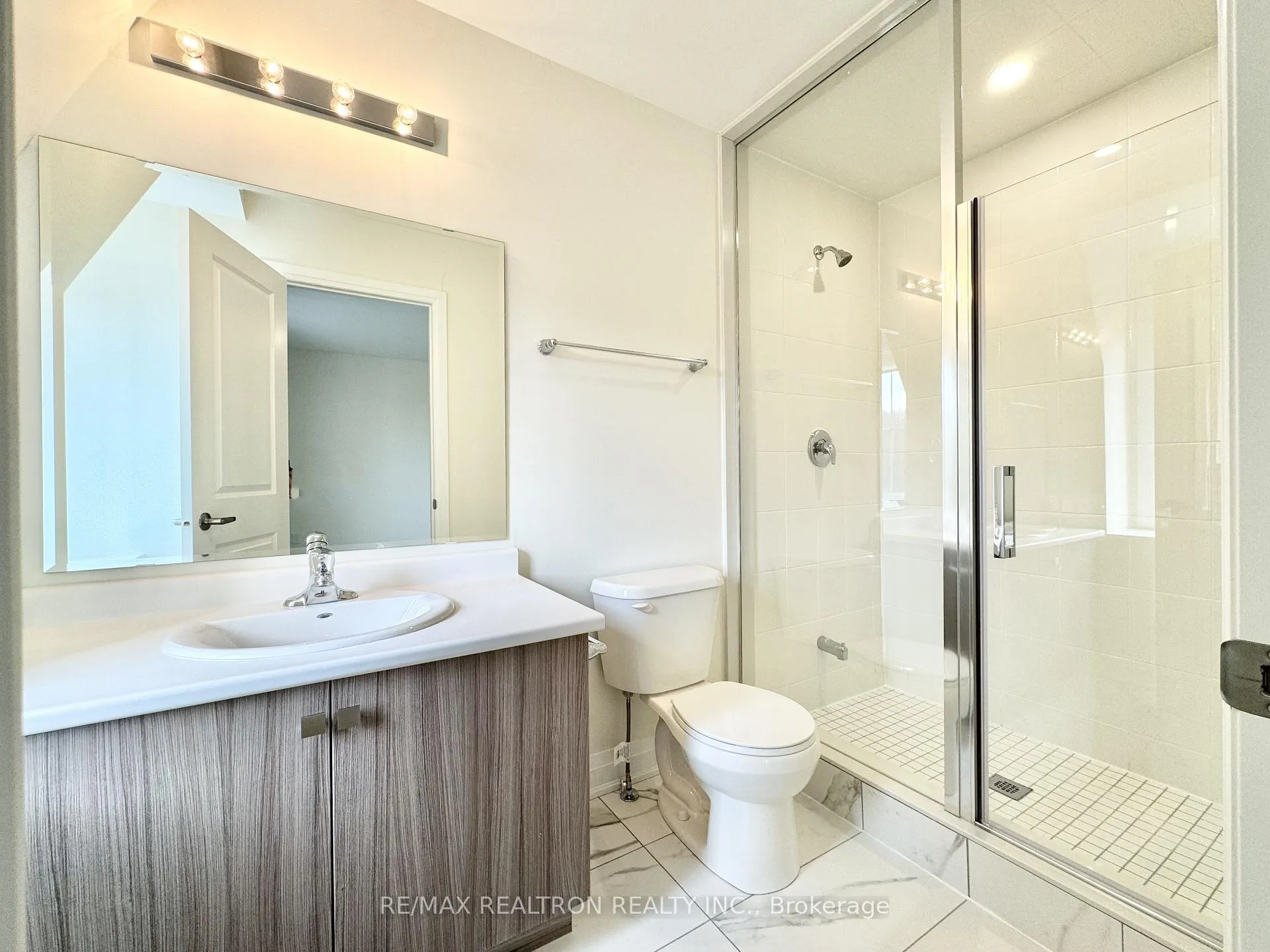 Photo 10 of 45 McConaghy Court, Vaughan, Maple — HOMEH