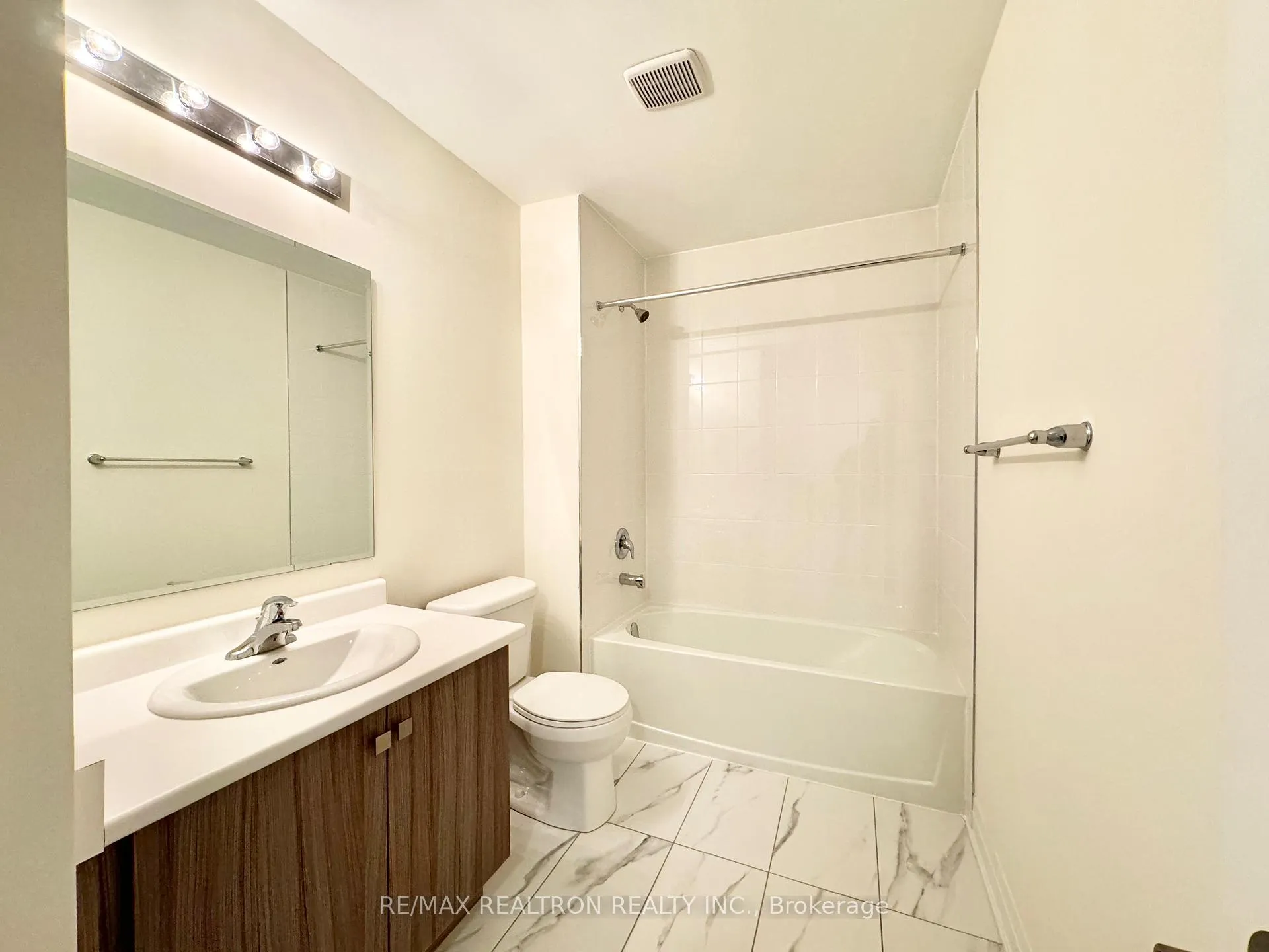 Photo 12 of 45 McConaghy Court, Vaughan, Maple — HOMEH