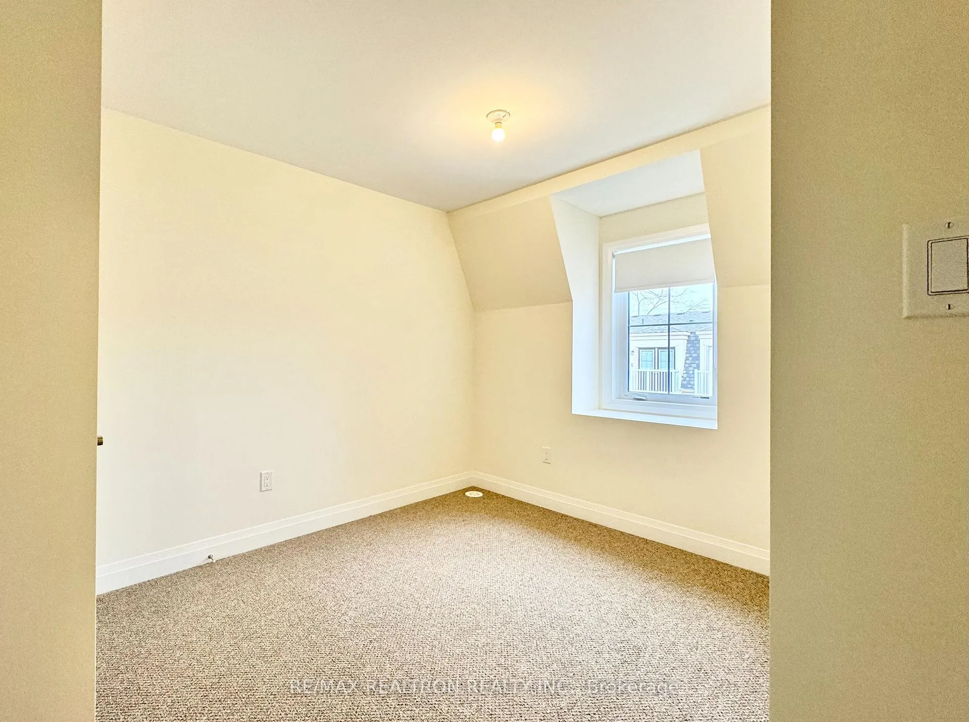 Photo 14 of 45 McConaghy Court, Vaughan, Maple — HOMEH