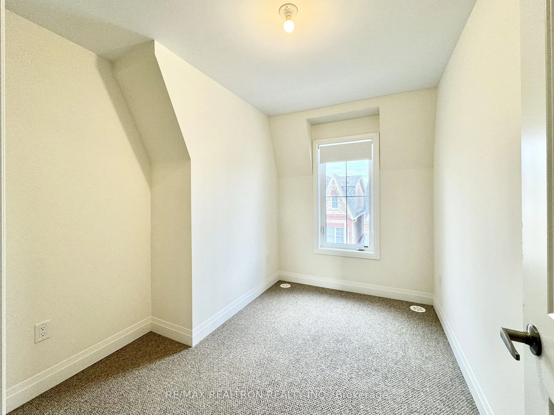 Photo 15 of 45 McConaghy Court, Vaughan, Maple — HOMEH