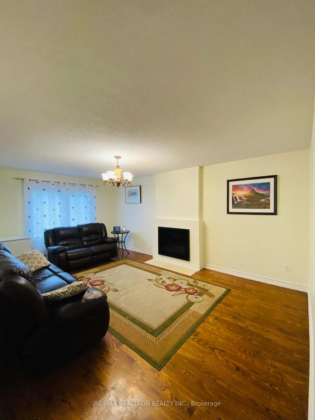 Photo 4 of 127 Gailcrest Circle, Vaughan, Crestwood-Springfarm-Yorkhill — HOMEH