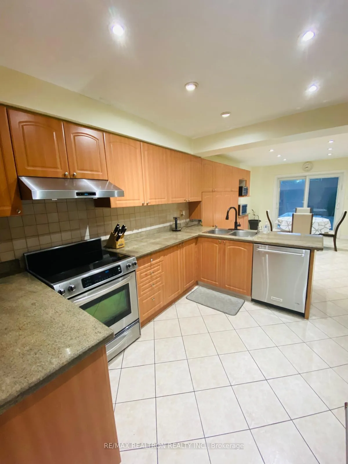Photo 5 of 127 Gailcrest Circle, Vaughan, Crestwood-Springfarm-Yorkhill — HOMEH