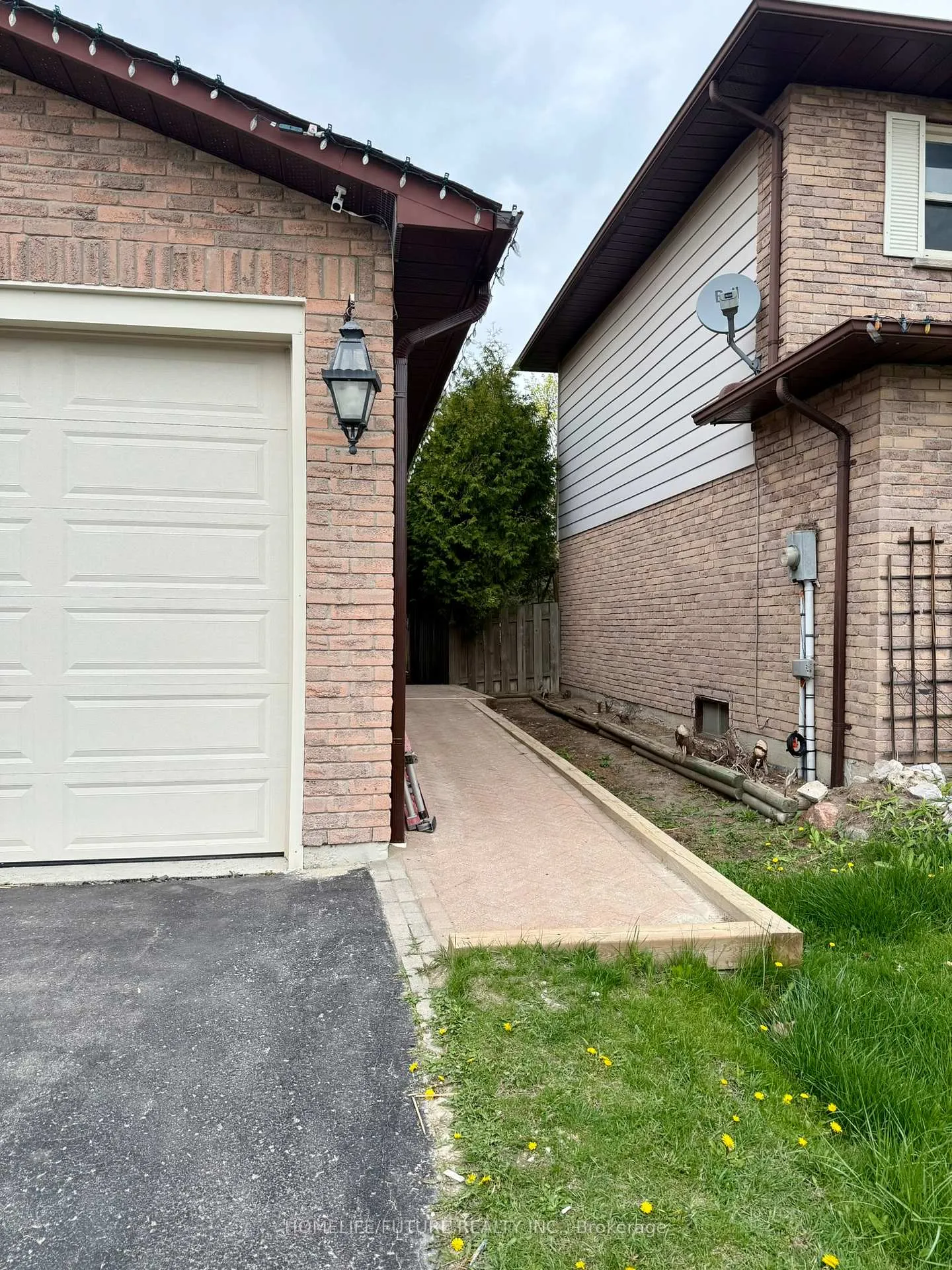 Front of Unit Bsmt, 86 Robinson Crescent
