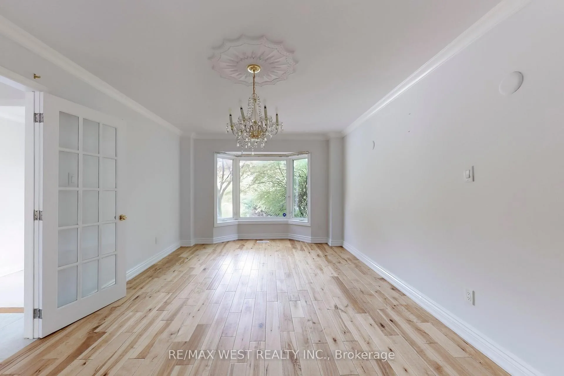 Photo 2 of 16 Prince Edward Boulevard, Markham, Thornlea — HOMEH