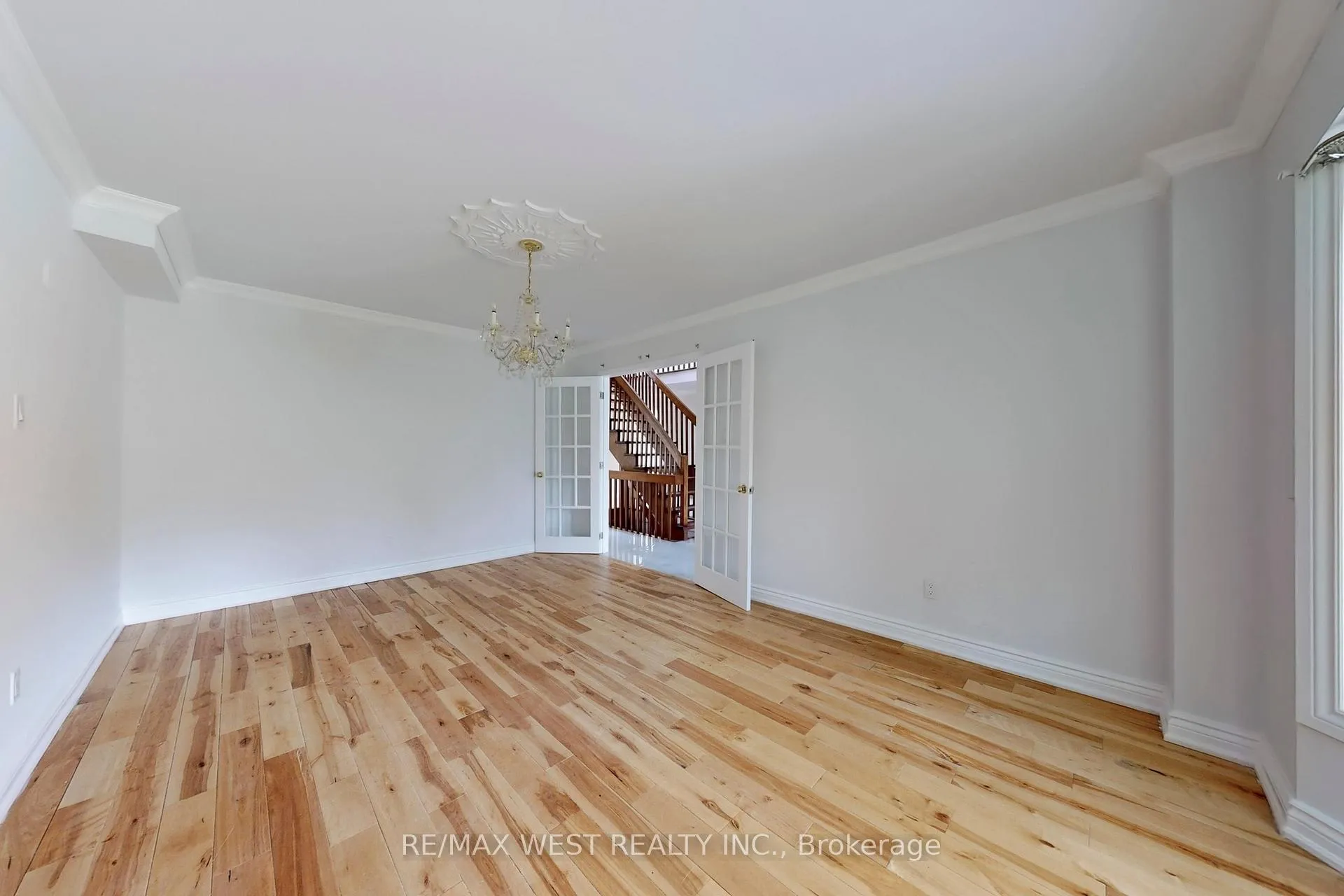 Photo 3 of 16 Prince Edward Boulevard, Markham, Thornlea — HOMEH