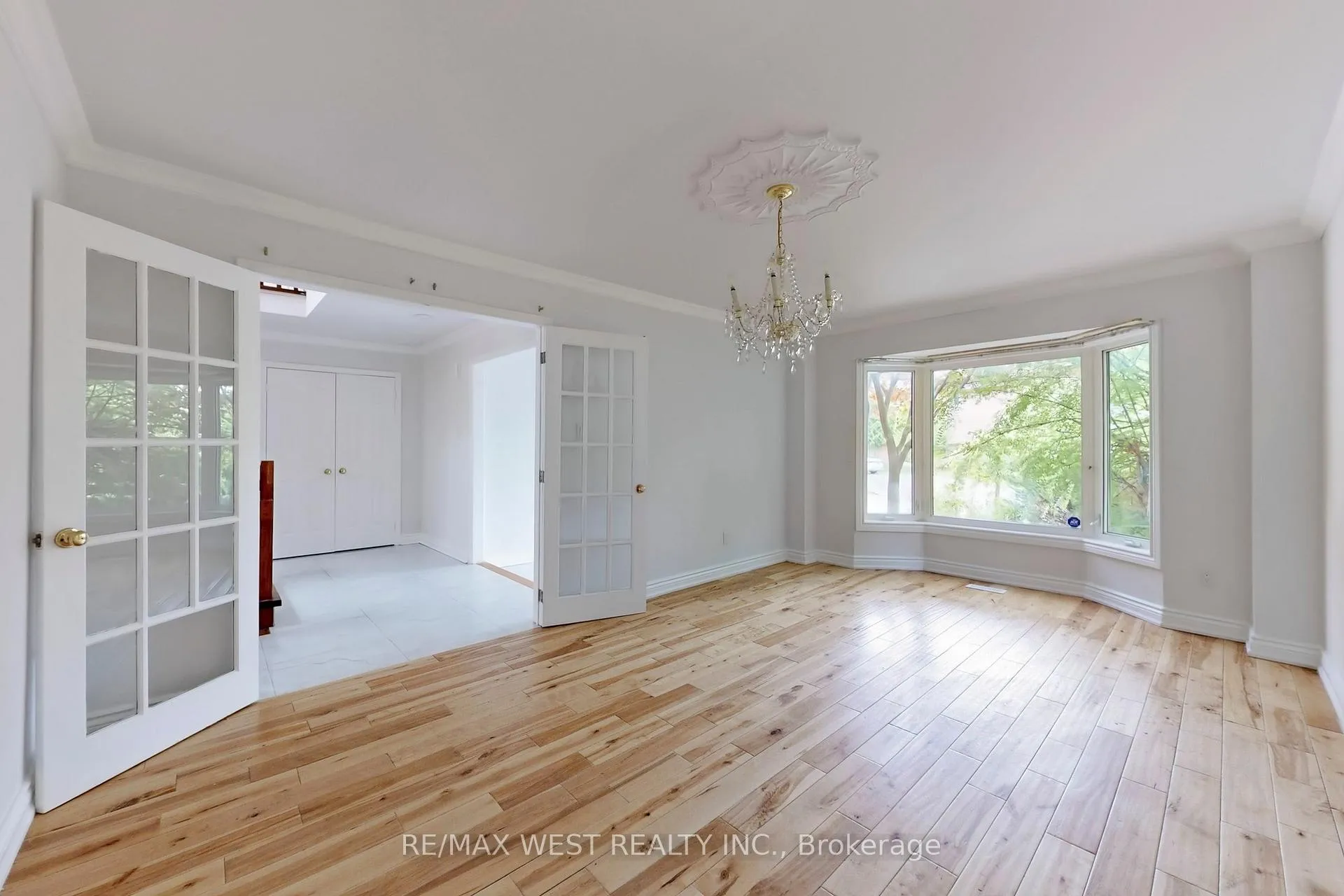 Photo 4 of 16 Prince Edward Boulevard, Markham, Thornlea — HOMEH