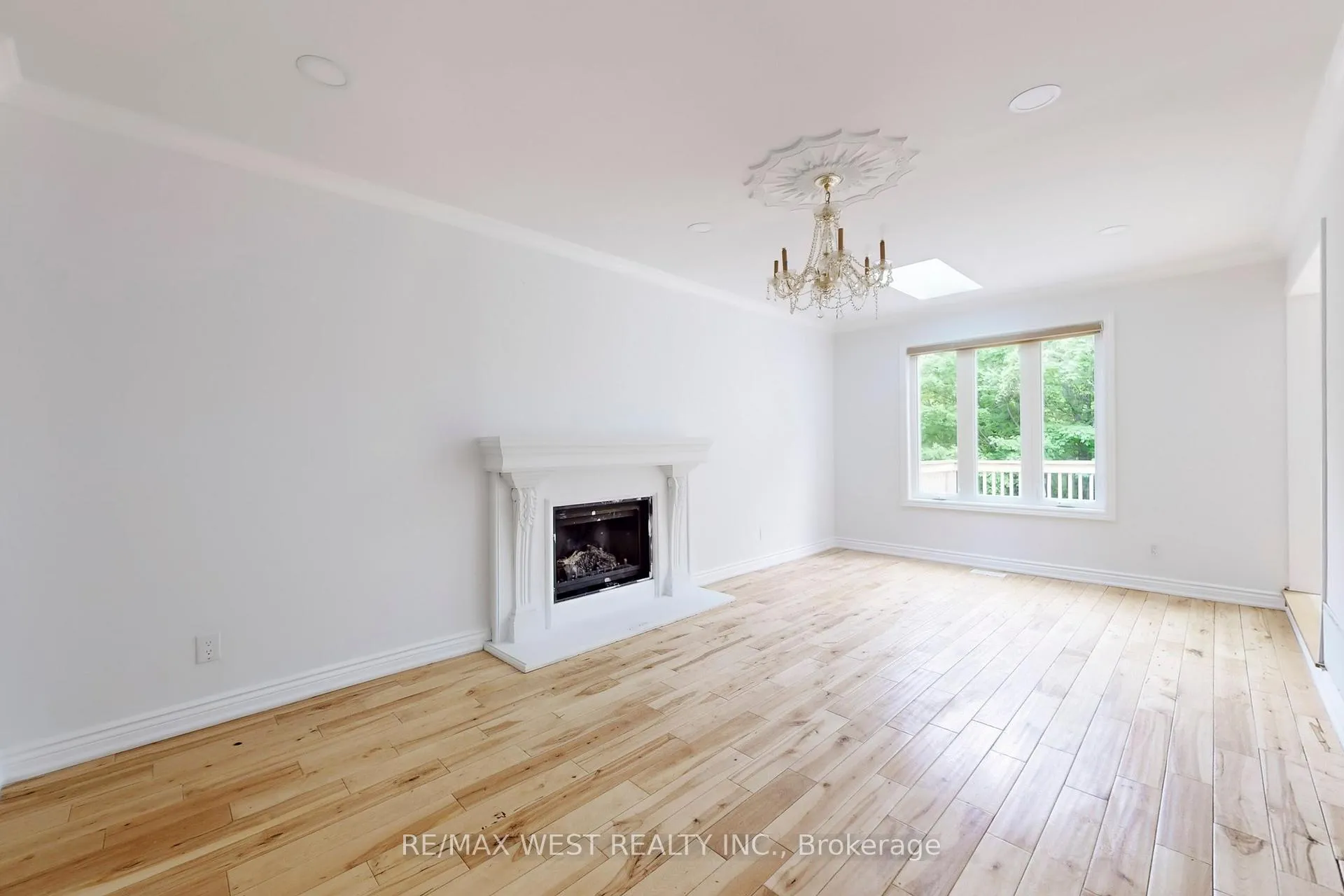 Photo 5 of 16 Prince Edward Boulevard, Markham, Thornlea — HOMEH