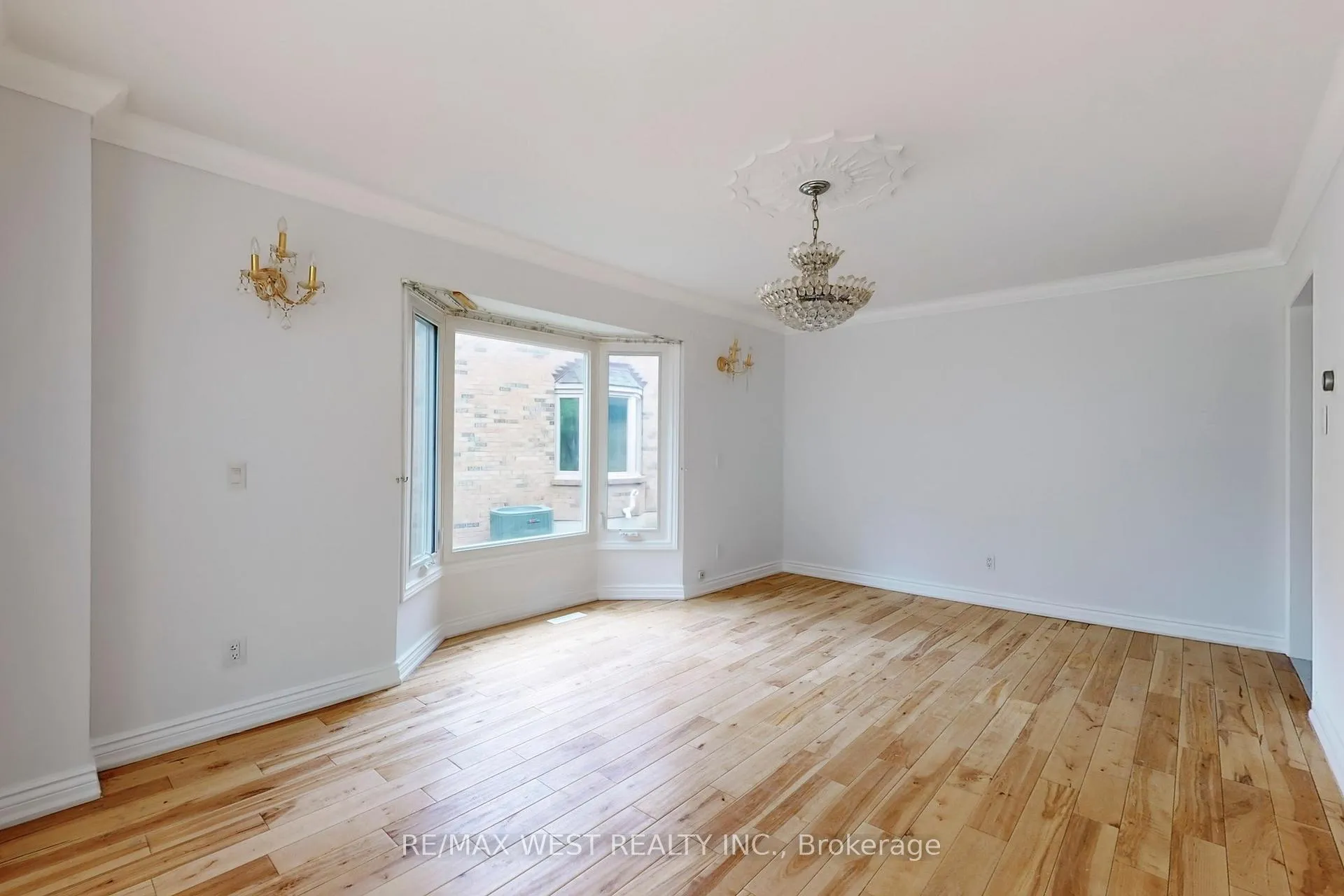 Photo 11 of 16 Prince Edward Boulevard, Markham, Thornlea — HOMEH