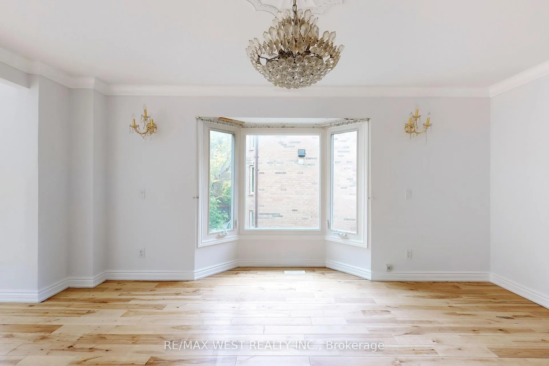 Photo 12 of 16 Prince Edward Boulevard, Markham, Thornlea — HOMEH