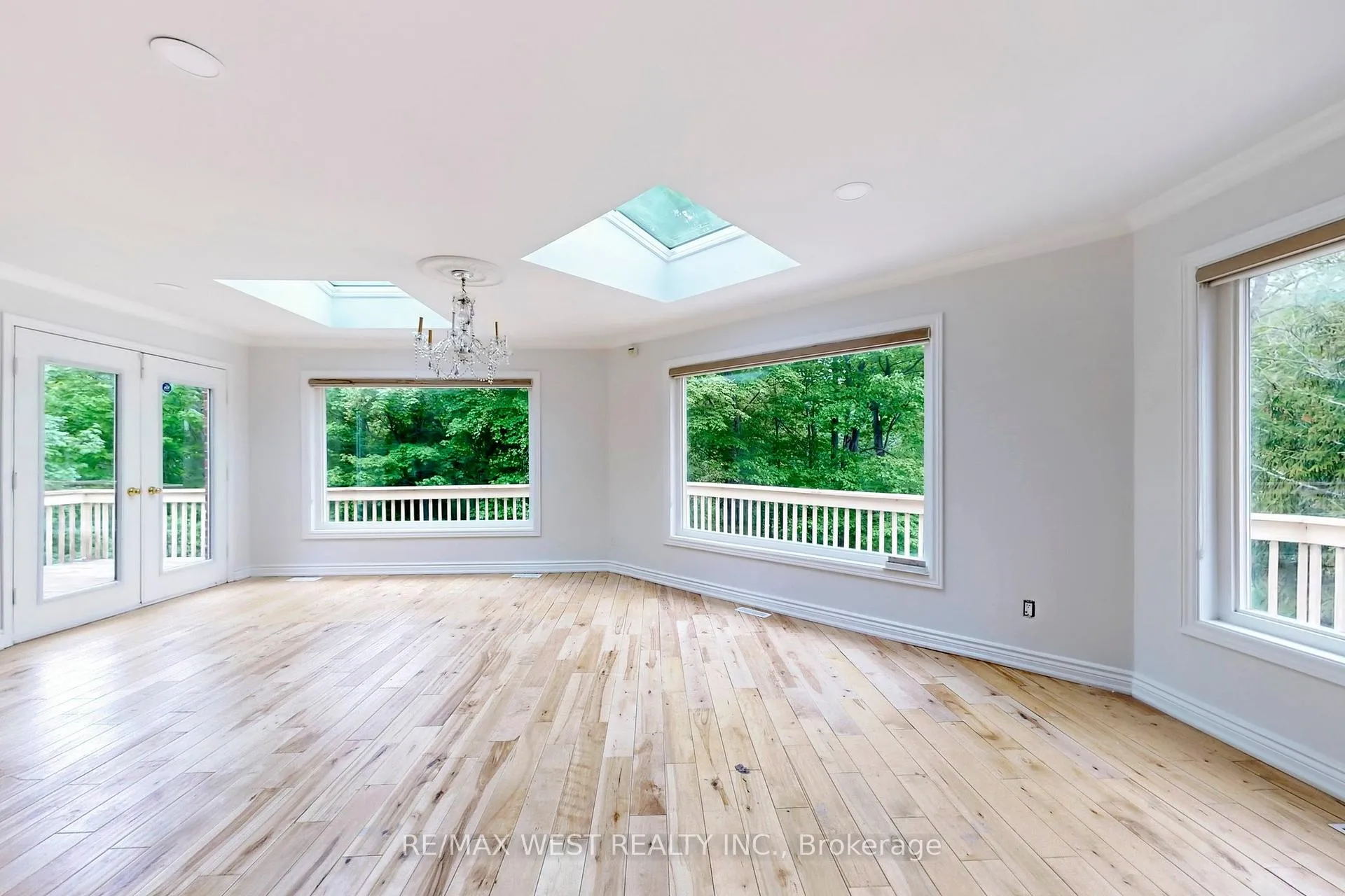 Photo 17 of 16 Prince Edward Boulevard, Markham, Thornlea — HOMEH