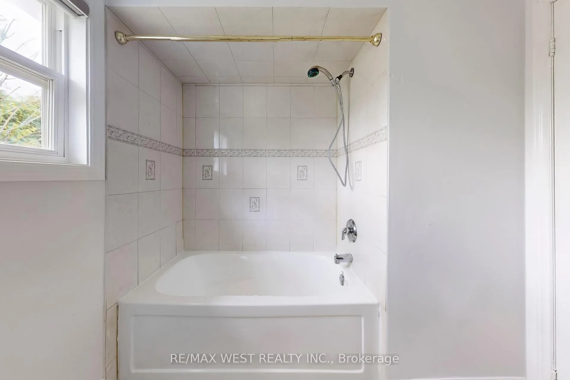 Photo 37 of 16 Prince Edward Boulevard, Markham, Thornlea — HOMEH