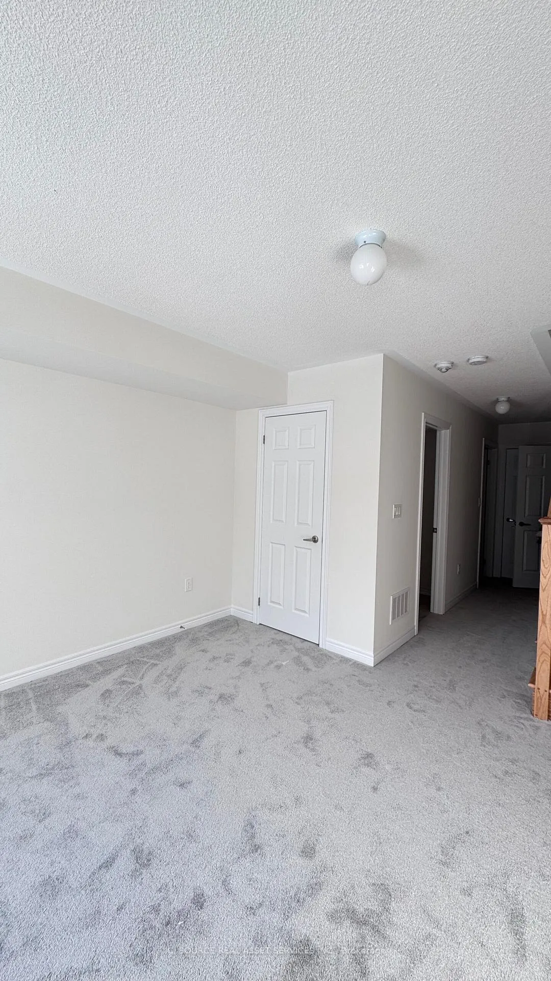 Photo 3 of 907 Crowsnest Hollow, Pickering, Rural Pickering — HOMEH