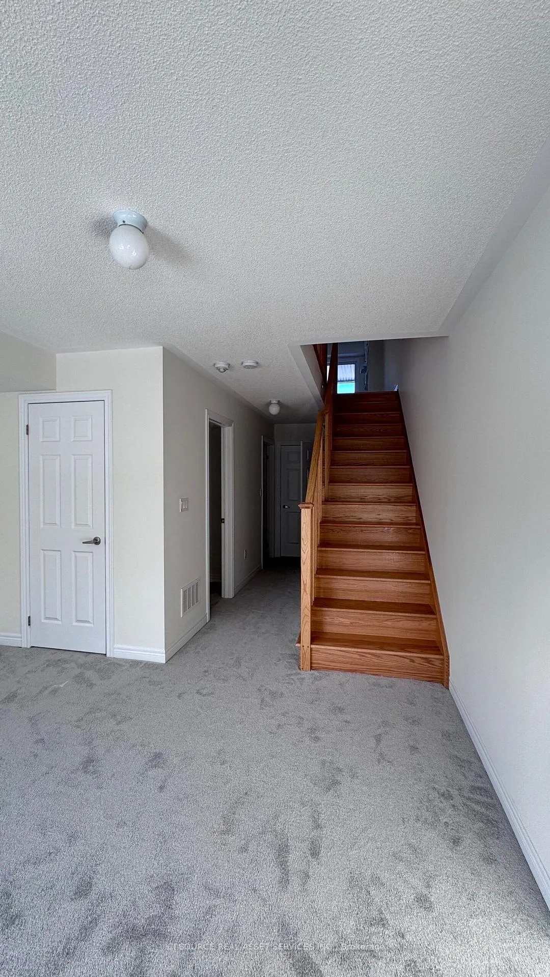 Photo 4 of 907 Crowsnest Hollow, Pickering, Rural Pickering — HOMEH