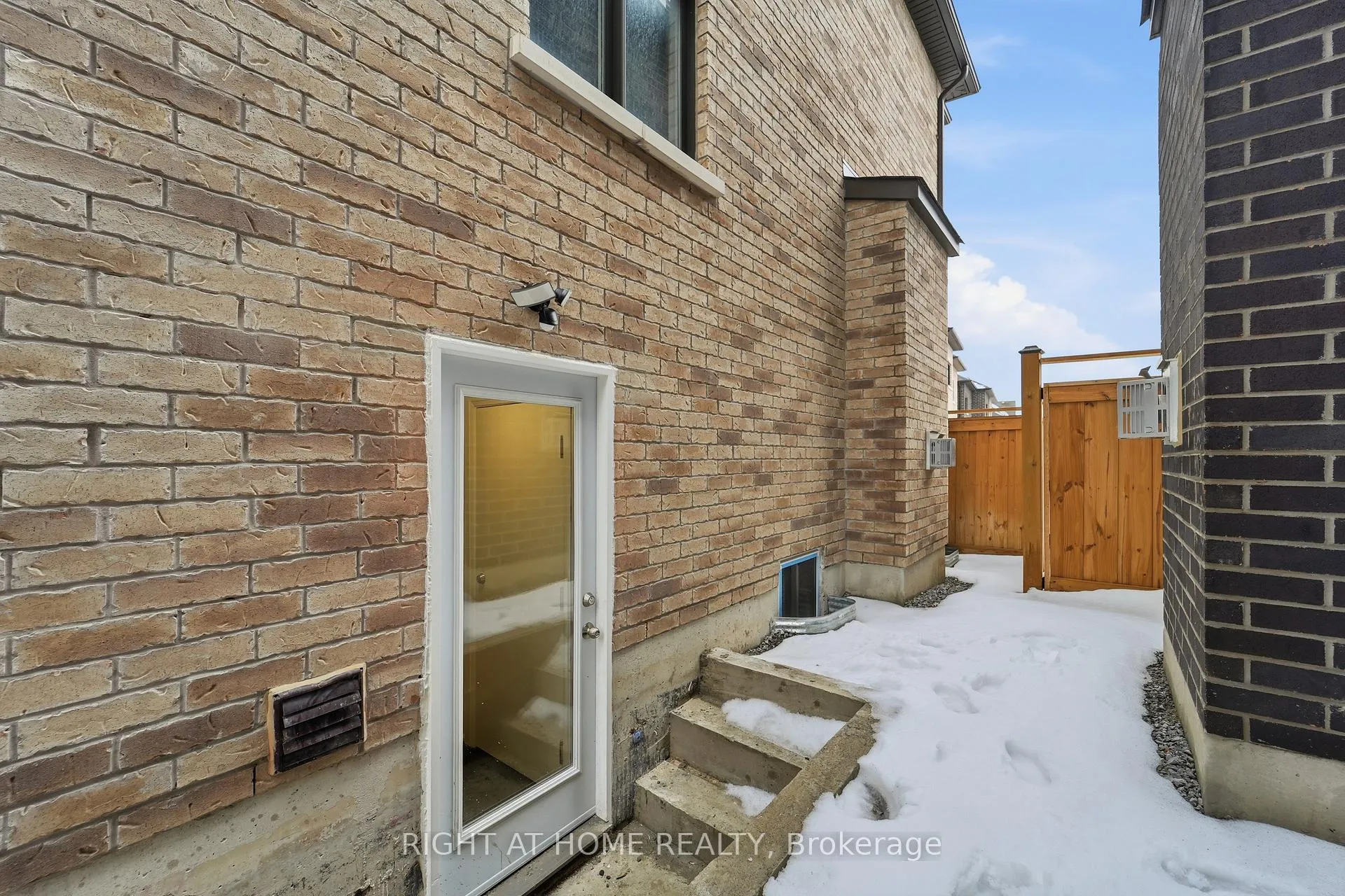 Photo 3 of Unit Lower, 7 Walter Clifford Nesbitt Drive, Whitby, Rural Whitby — HOMEH