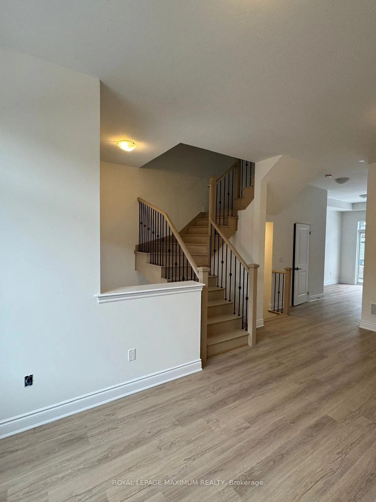 Photo 5 of 82 Paradox Street, Vaughan, Kleinburg — HOMEH