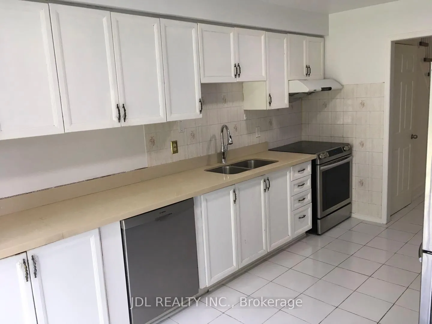 Photo 3 of 2 Laguna Crescent, Markham, Middlefield — HOMEH